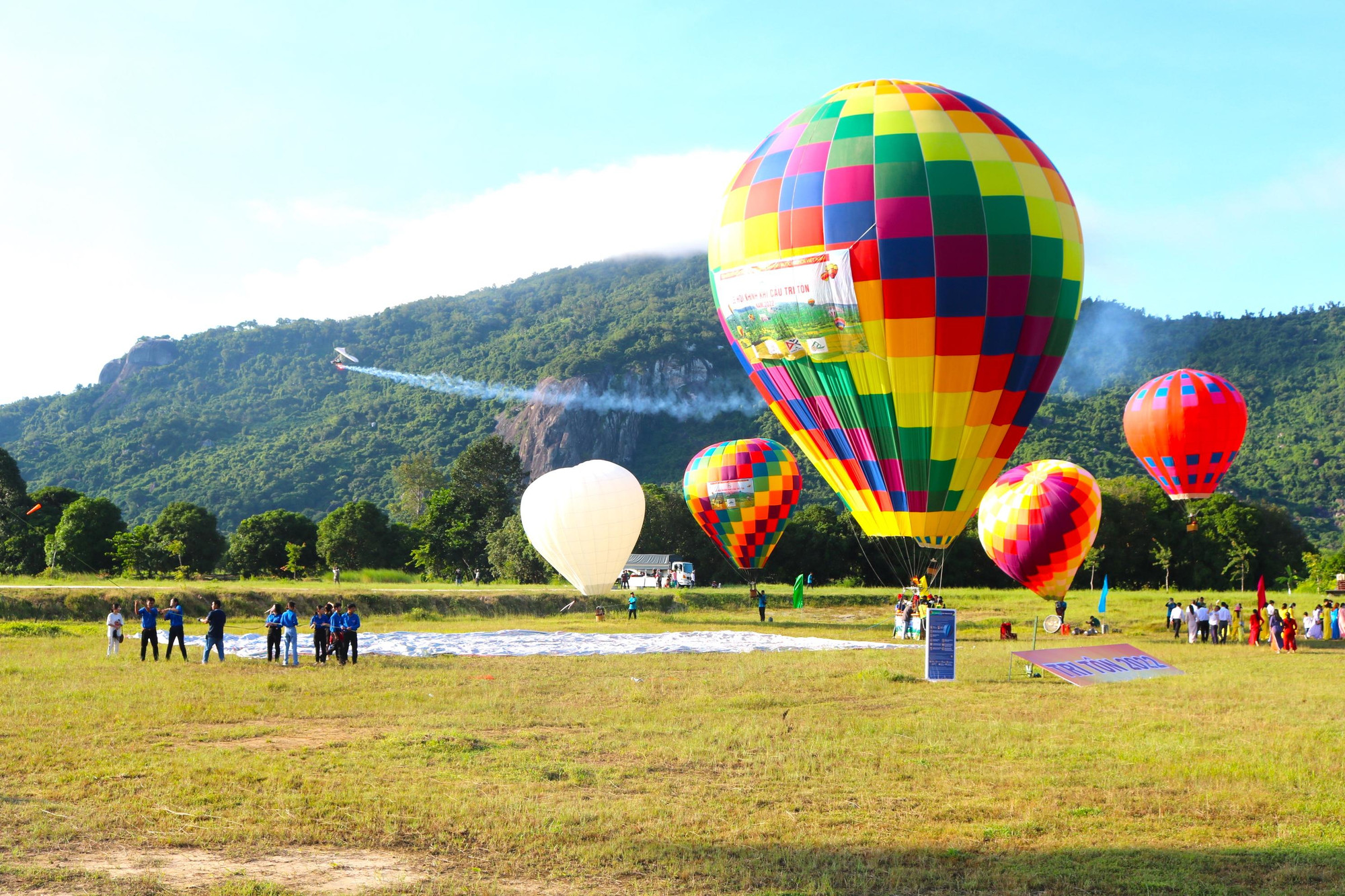 Những quả khinh khí cầu đa sắc màu hoà quyện với phong cảnh thiên nhiên thơ mộng dưới chân Phụng Hoàng Sơn tạo nên bức tranh tuyệt đẹp giữa vùng Bảy Núi. Ảnh: Kim Hà.