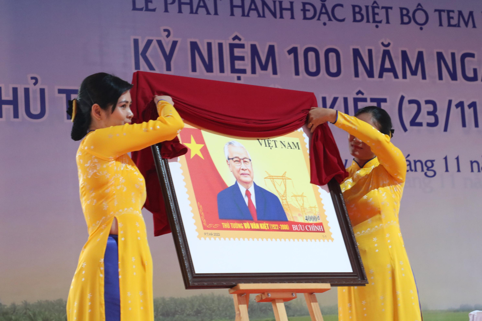 Với phong cách thiết kế đồ họa, hình ảnh cô đọng, chân dung cố Thủ tướng Võ Văn Kiệt và cờ Tổ quốc được thể hiện trên nền màu vàng biểu tượng của niềm tin và hy vọng, góc phải của mẫu tem là hình ảnh đường dây tải điện 500kV Bắc - Nam (mạch 1) - dấu ấn đậm nét trong sự nghiệp của cố Thủ tướng, thể hiện tầm nhìn chiến lược, góp phần đảm bảo an ninh năng lượng, phát triển kinh tế, chính trị, xã hội và an ninh quốc phòng của đất nước. Ảnh: Kim Hà.