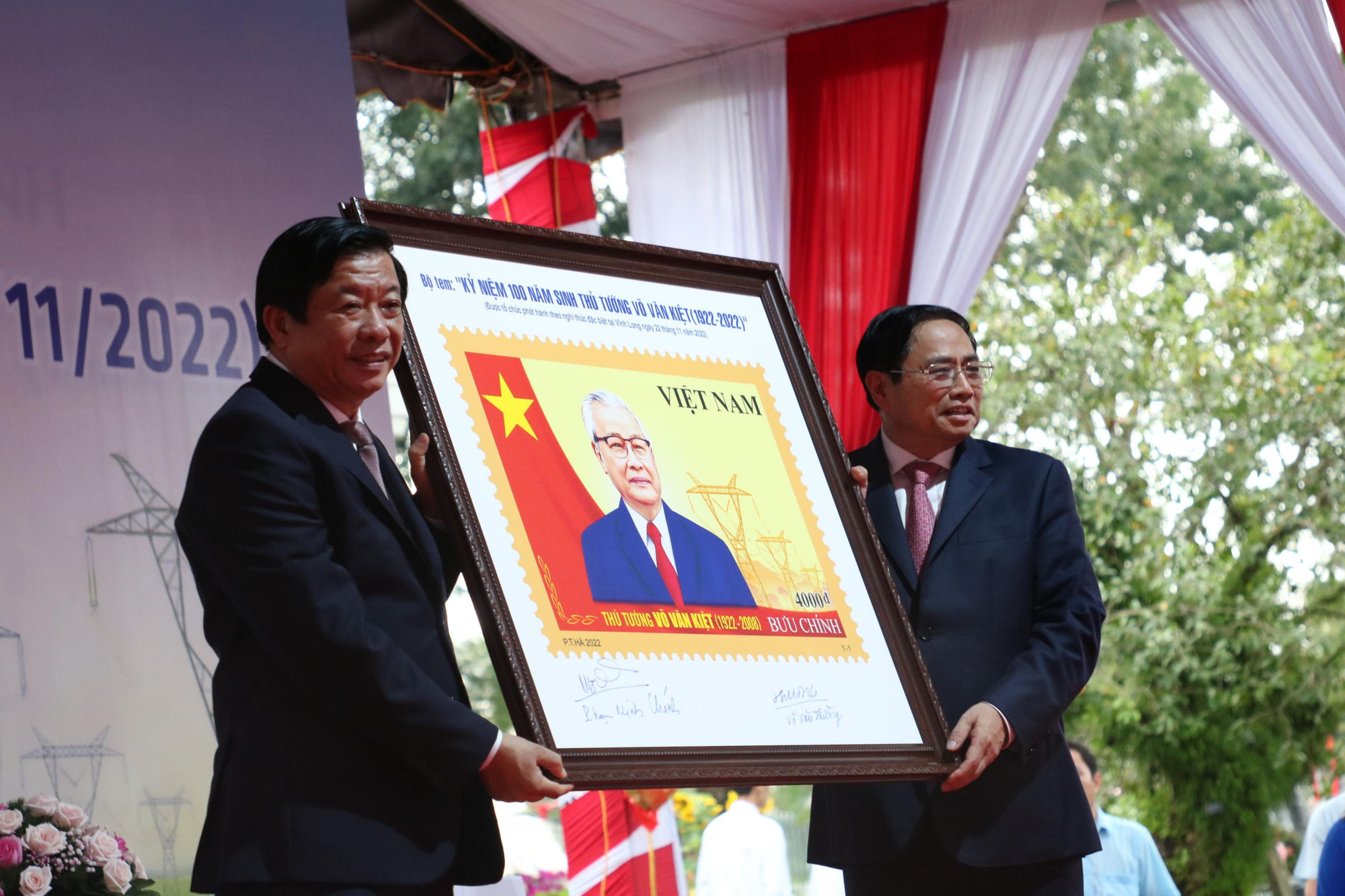 Thủ tướng Phạm Minh Chính trao bức tranh tem tặng ông Bùi Văn Nghiêm - Bí thư Tỉnh uỷ Vĩnh Long. Ảnh: Kim Hà.