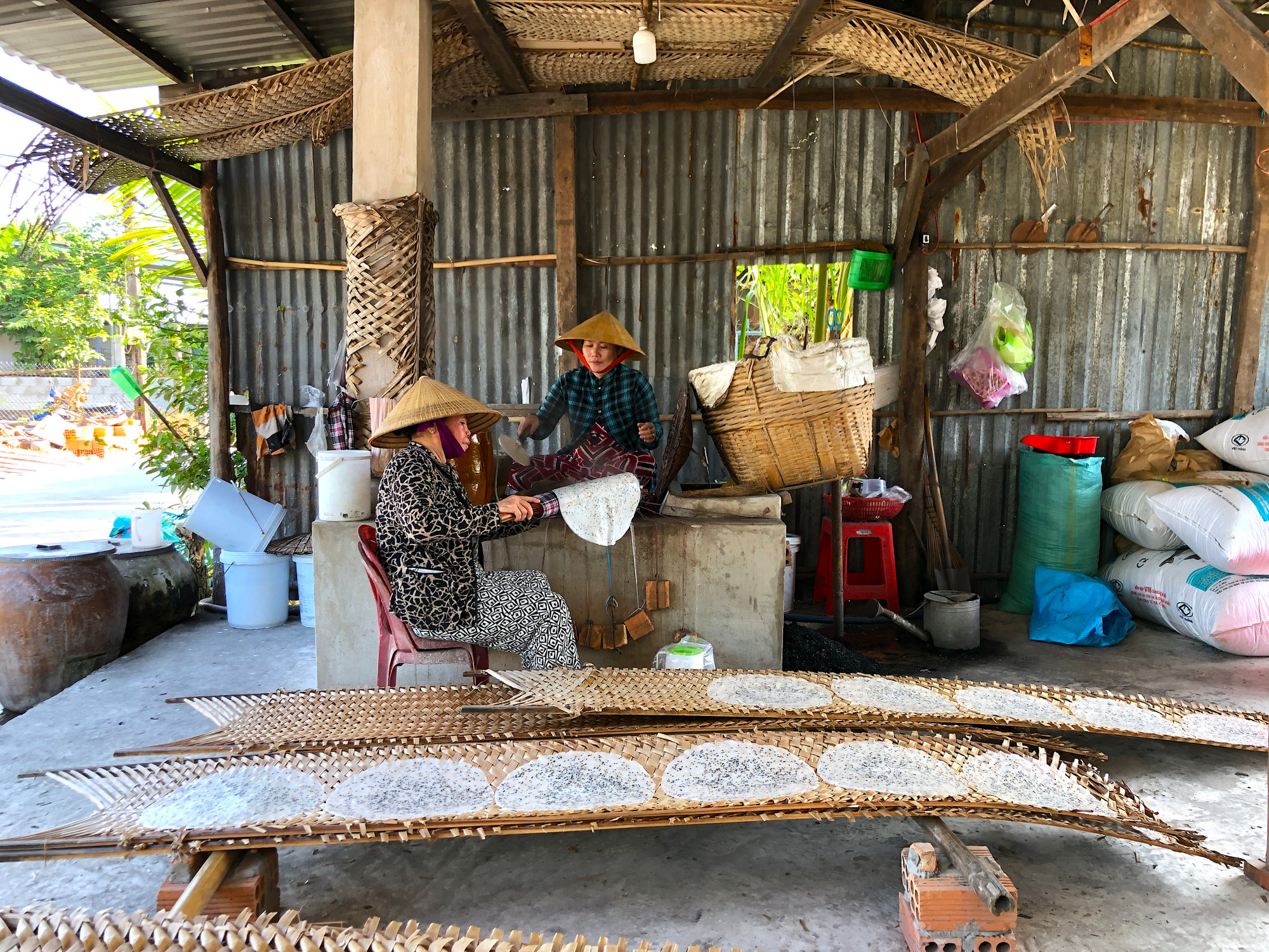 Để kịp giao hàng cho khách dịp Tết, từ 1h sáng, các lò bánh tráng đã "đỏ lửa", đến 15h chiều mới tráng xong - Ảnh: Kim Hà. Để kịp giao hàng cho khách dịp Tết, từ 1h sáng, các lò bánh tráng đã "đỏ lửa", đến 15h chiều mới tráng xong - Ảnh: Kim Hà.