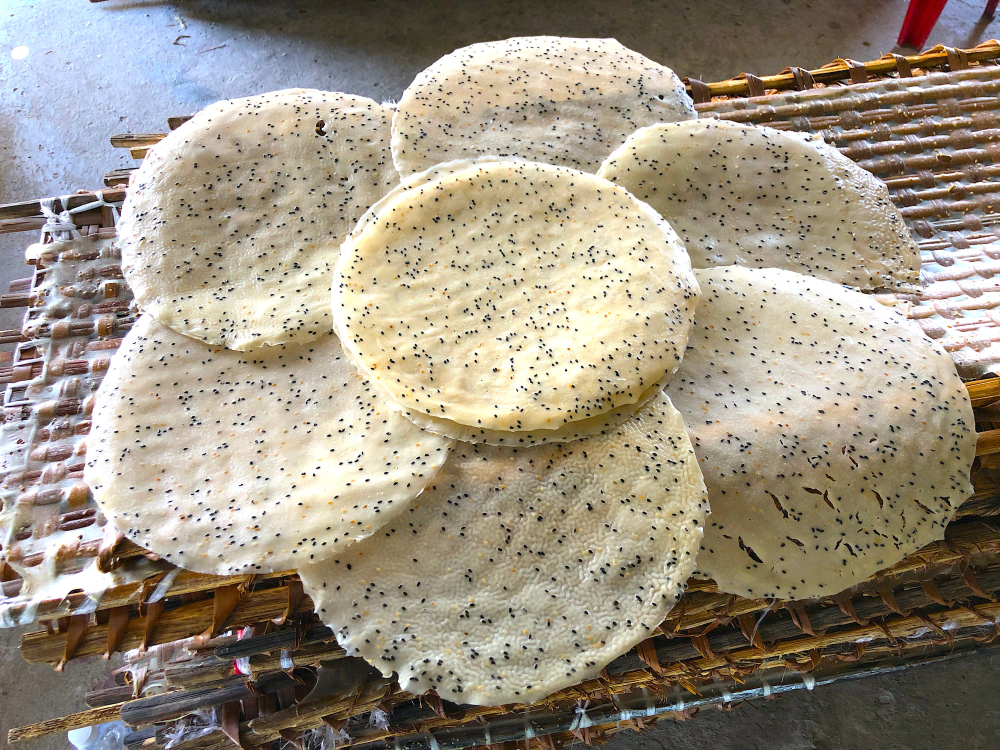 Cũng như loại bánh tráng lạt, bánh tráng ngọt và bánh tráng dừa cũng đắt hàng hơn. Khách hàng tìm mua rất nhiều nhưng giá cũng chỉ nhỉnh hơn năm trước một chút. Cụ thể, bánh tráng ngọt có giá 120.000 – 300.000 đồng/100 bánh, bánh tráng dừa 330.000/100 bánh - Ảnh: Kim Hà. Cũng như loại bánh tráng lạt, bánh tráng ngọt và bánh tráng dừa cũng đắt hàng hơn. Khách hàng tìm mua rất nhiều nhưng giá cũng chỉ nhỉnh hơn năm trước một chút. Cụ thể, bánh tráng ngọt có giá 120.000 – 300.000 đồng/100 bánh, bánh tráng dừa 330.000/100 bánh - Ảnh: Kim Hà.