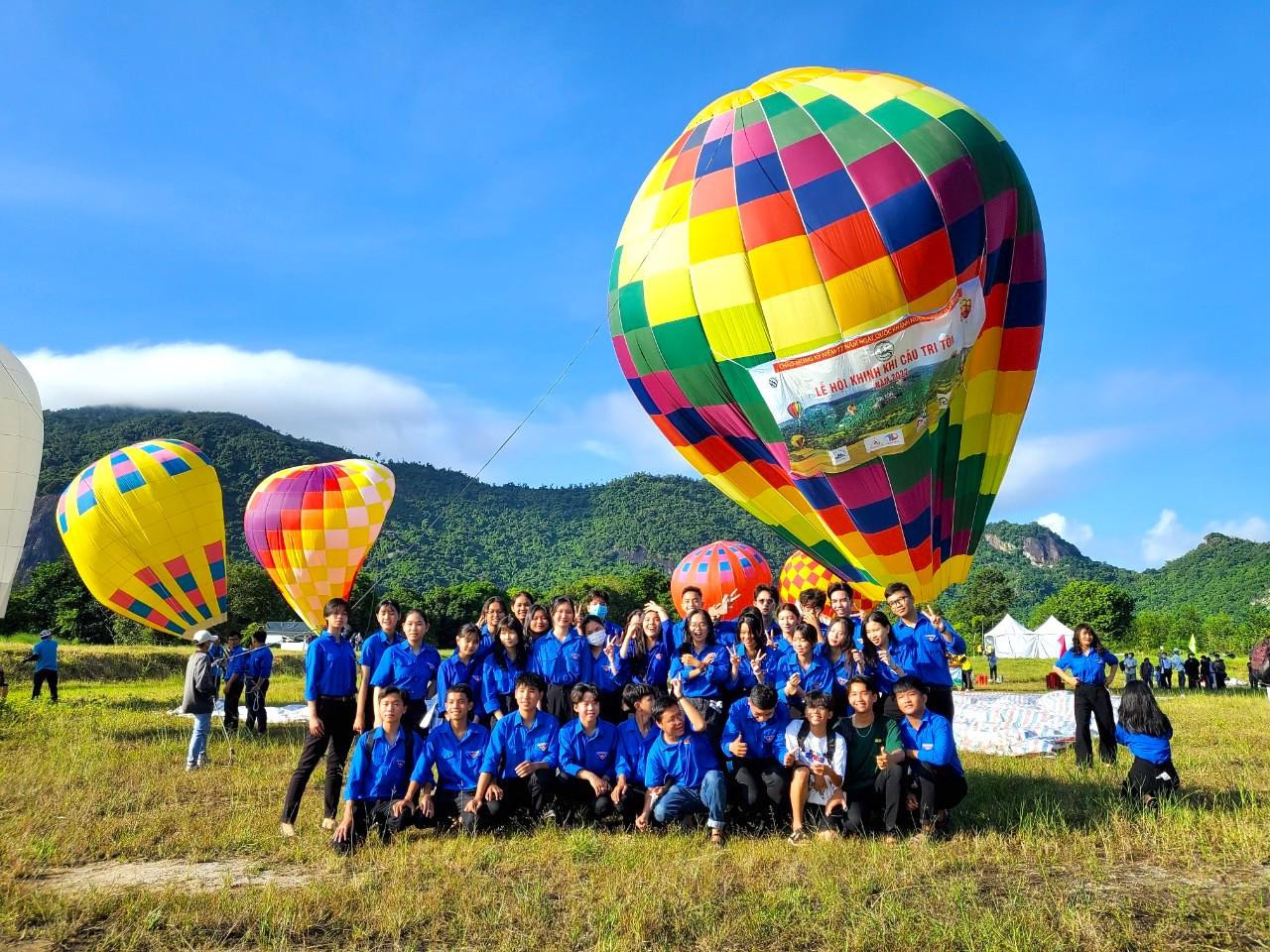 Các bạn đoàn viên, thanh niên Trường THPT Nguyễn Trung Trực (thị trấn Tri Tôn, huyện Tri Tôn) cũng đến tham quan, chụp ảnh. Ảnh: Kim Hà.