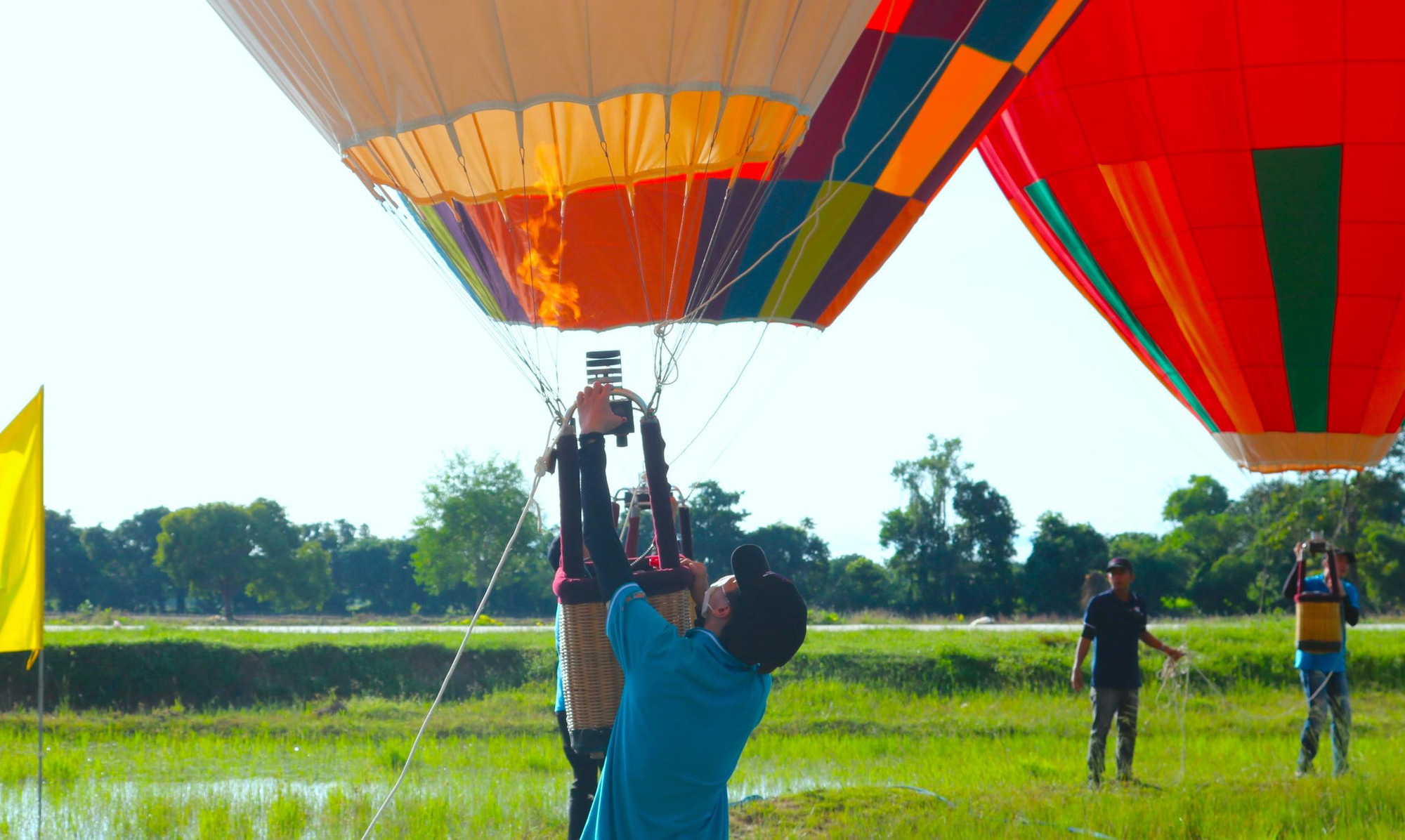 Các nhân viên kỹ thuật của đơn vị bay lắp đặt, kiểm tra các thông số an toàn trước khi bay. Ảnh: Kim Hà.