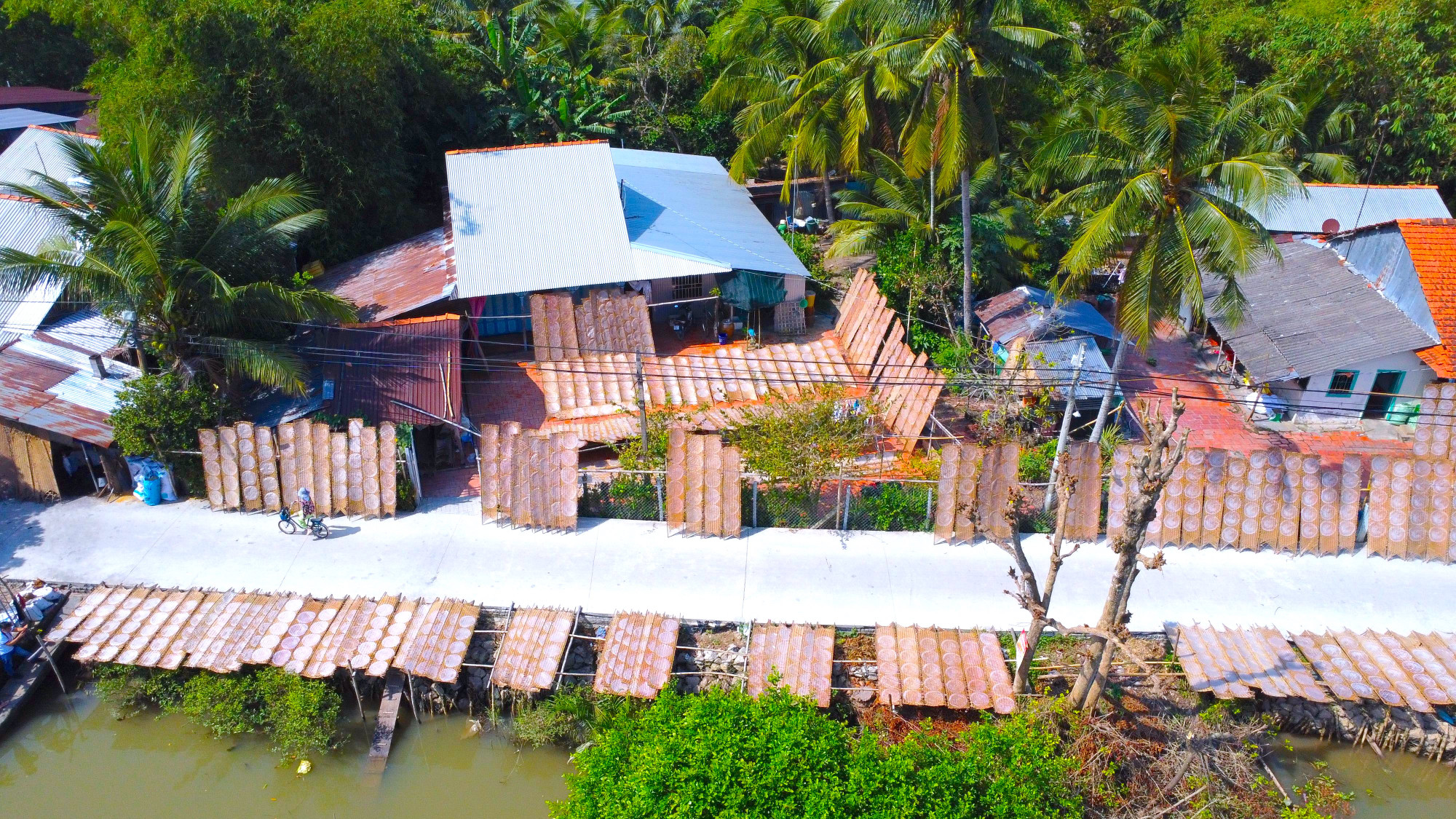 Mỗi ngày, lò bánh tráng của bà Giáo sản xuất được 55 bịch bánh tráng lạt (mỗi bịch 1,6kg) tương đương với 88kg. Thời điểm này, bánh tráng bỏ mối cho khách có 62.000 đồng/bịch, rằm dự kiến sẽ tăng lên 70.000 đồng/bịch. Năm nay, bánh có giá hơn năm trước khoảng 5.000 đồng nhưng giá nguyên liệu thì cái nào cũng tăng, chưa kể nhân công nhưng bù lại, lượng bánh tráng sản xuất nhiều hơn, làm ra bao nhiêu khách lấy bấy nhiêu nên bà con ở làng nghề cũng rất phấn khởi - Ảnh: Kim Hà. Mỗi ngày, lò bánh tráng của bà Giáo sản xuất được 55 bịch bánh tráng lạt (mỗi bịch 1,6kg) tương đương với 88kg. Thời điểm này, bánh tráng bỏ mối cho khách có 62.000 đồng/bịch, rằm dự kiến sẽ tăng lên 70.000 đồng/bịch. Năm nay, bánh có giá hơn năm trước khoảng 5.000 đồng nhưng giá nguyên liệu thì cái nào cũng tăng, chưa kể nhân công nhưng bù lại, lượng bánh tráng sản xuất nhiều hơn, làm ra bao nhiêu khách lấy bấy nhiêu nên bà con ở làng nghề cũng rất phấn khởi - Ảnh: Kim Hà.