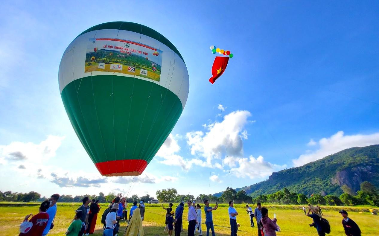 Quốc kỳ Việt Nam tung bay trên bầu trời Tri Tôn. Ảnh: Kim Hà.