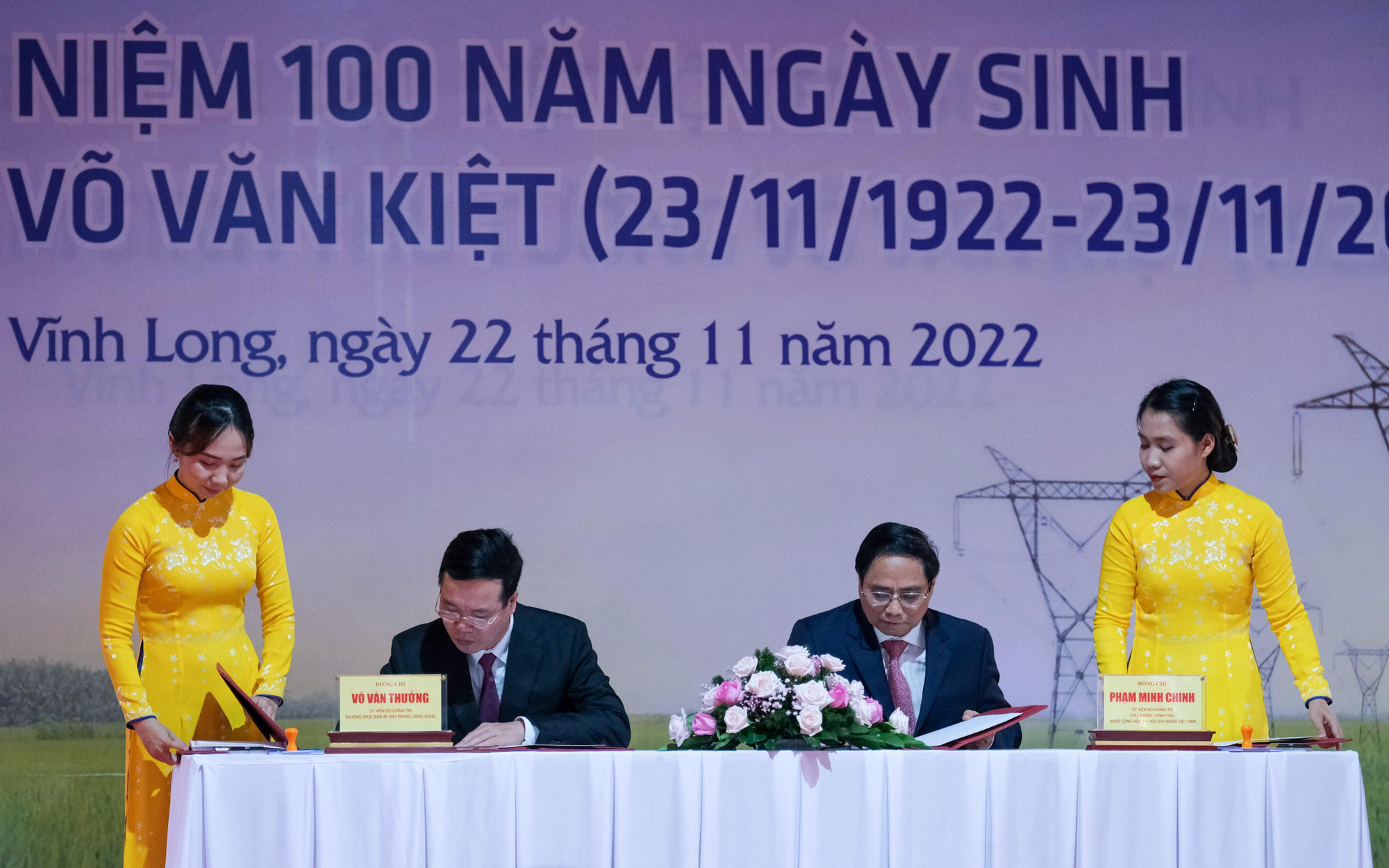 Để kỷ niệm sự kiện ý nghĩa này, Thủ tướng Chính phủ Phạm Minh Chính và Thường trực Ban Bí thư Võ Văn Thưởng đã thực hiện nghi thức ký phát hành bộ tem. Được biết, bộ tem có khuôn khổ 46 x 31 (mm), gồm 1 mẫu, giá mặt 4.000đ, được cung ứng trên mạng lưới bưu chính từ 22/11/2022 - 30/06/2024.