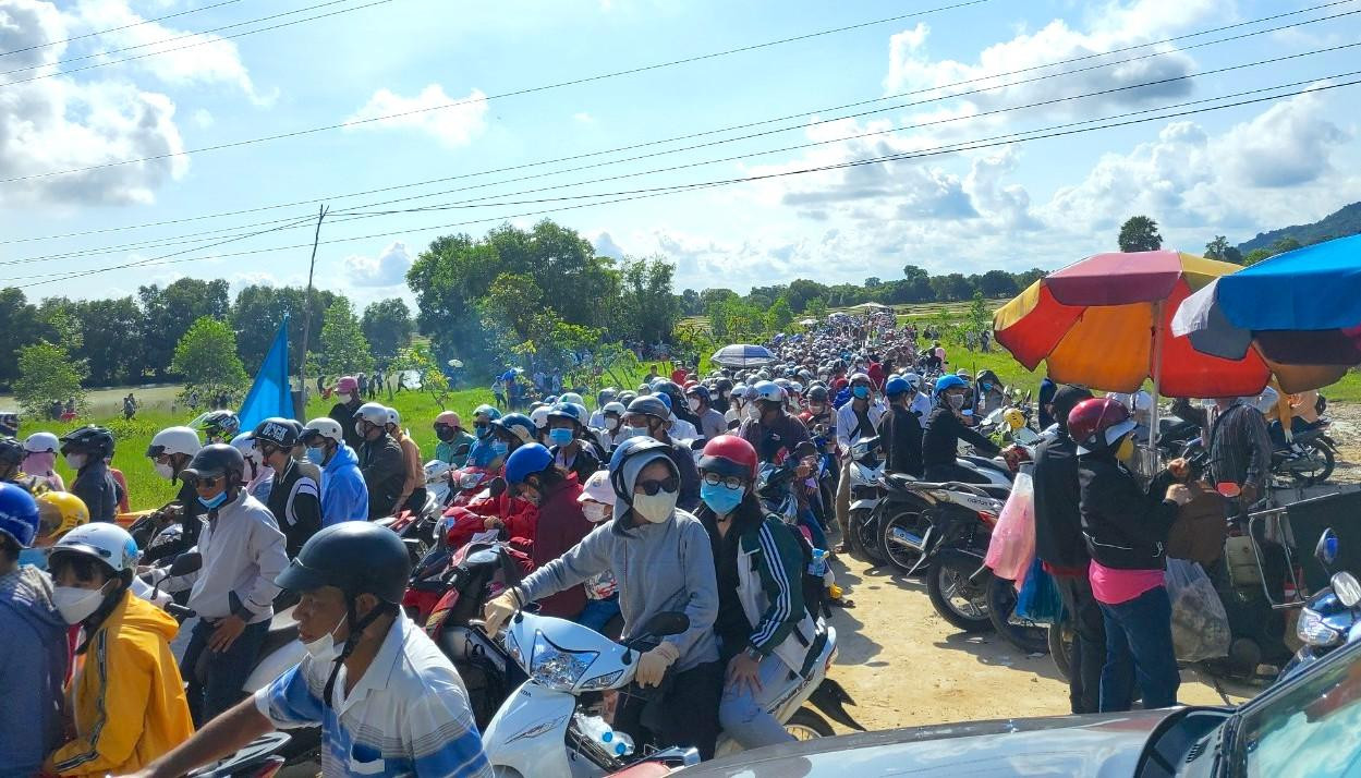 Hàng ngàn du khách đổ về Tri Tôn trong ngày đầu tổ chức bay khinh khí cầu gây ùn tắc giao thông nhiều km. Ảnh: Kim Hà.