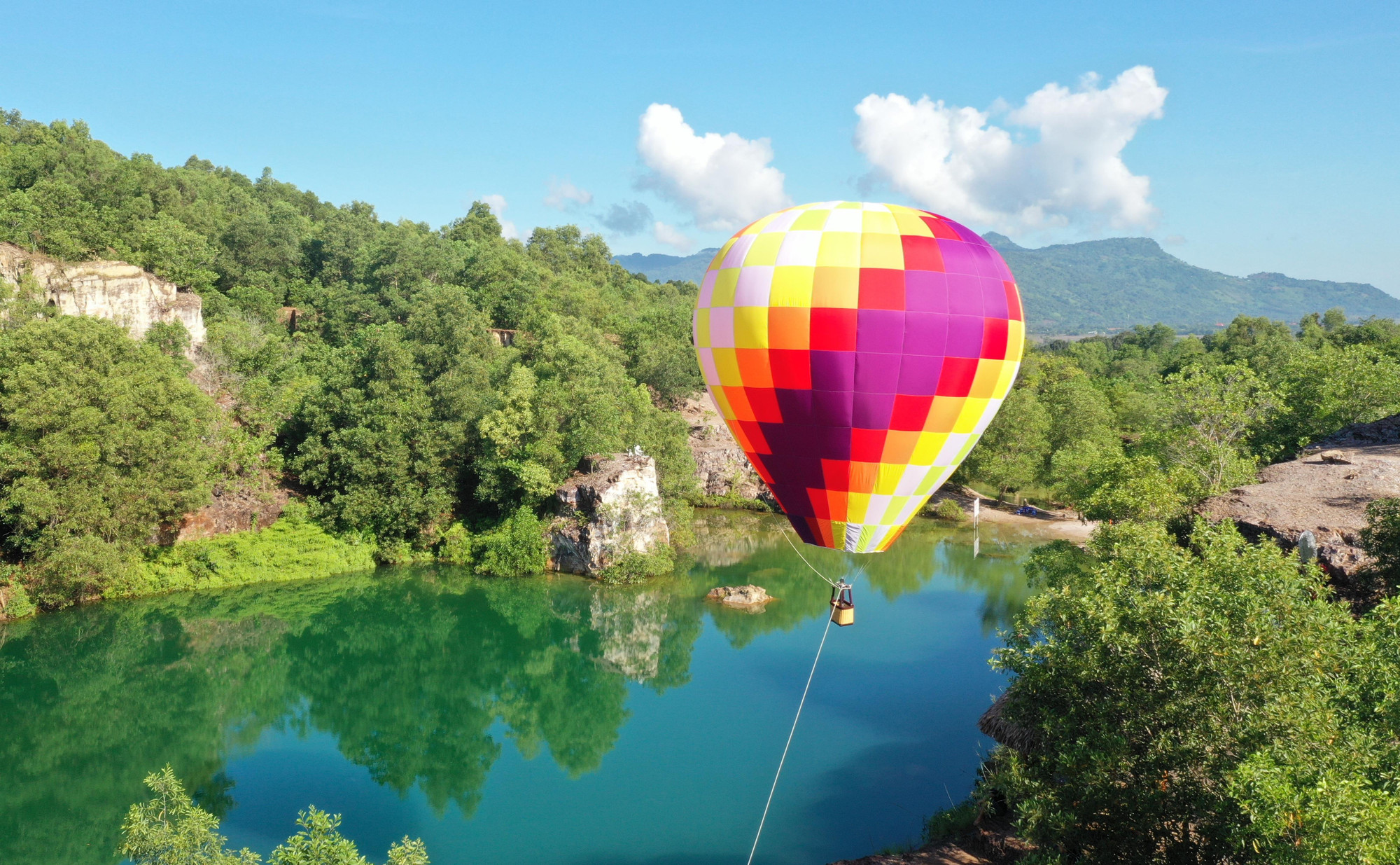 Ngoài ra, trong khuôn khổ lễ hội còn có đêm hoa đăng phục vụ du khách tại quảng trường Thái Quốc Hùng vào đêm nay, ngày 2/9.