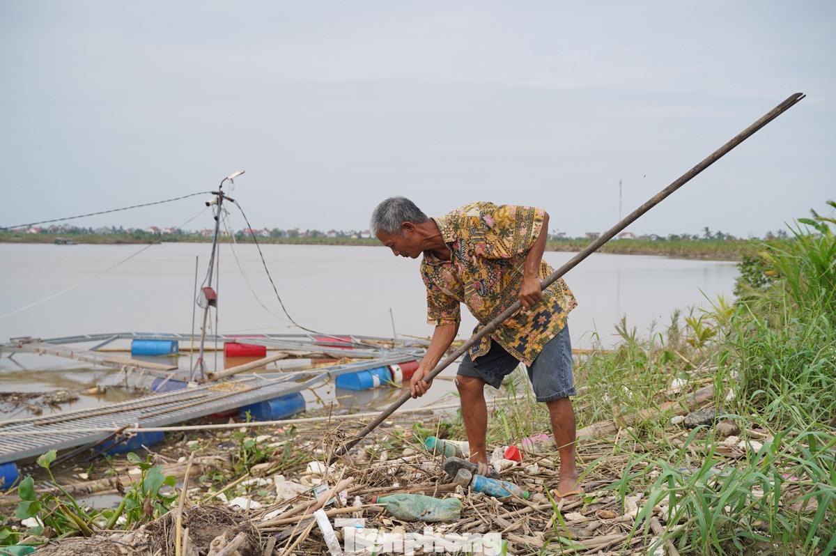 “Lũ về nước dâng lên liên tục, tôi ra túc trực ở đây để chằng néo lồng cá khỏi bị trôi. Khi tôi đang lúi húi chằng chéo lồng cá, thì bất ngờ một “núi” rác ập xuống đánh toang toàn bộ lồng cá. Lúc đó, rất may chạy kịp, nếu không lồng cá dựng lên đánh úp vào người, giờ không còn ngồi đây được nữa”, ông Huấn kể lại.