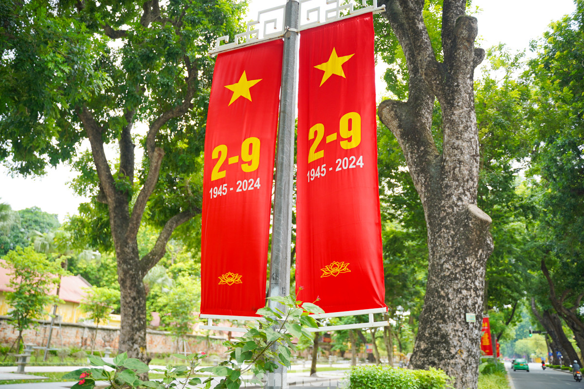 Đường phố Hà Nội rực rỡ cờ hoa chào mừng Quốc khánh 2/9 | Báo điện tử Tiền Phong
