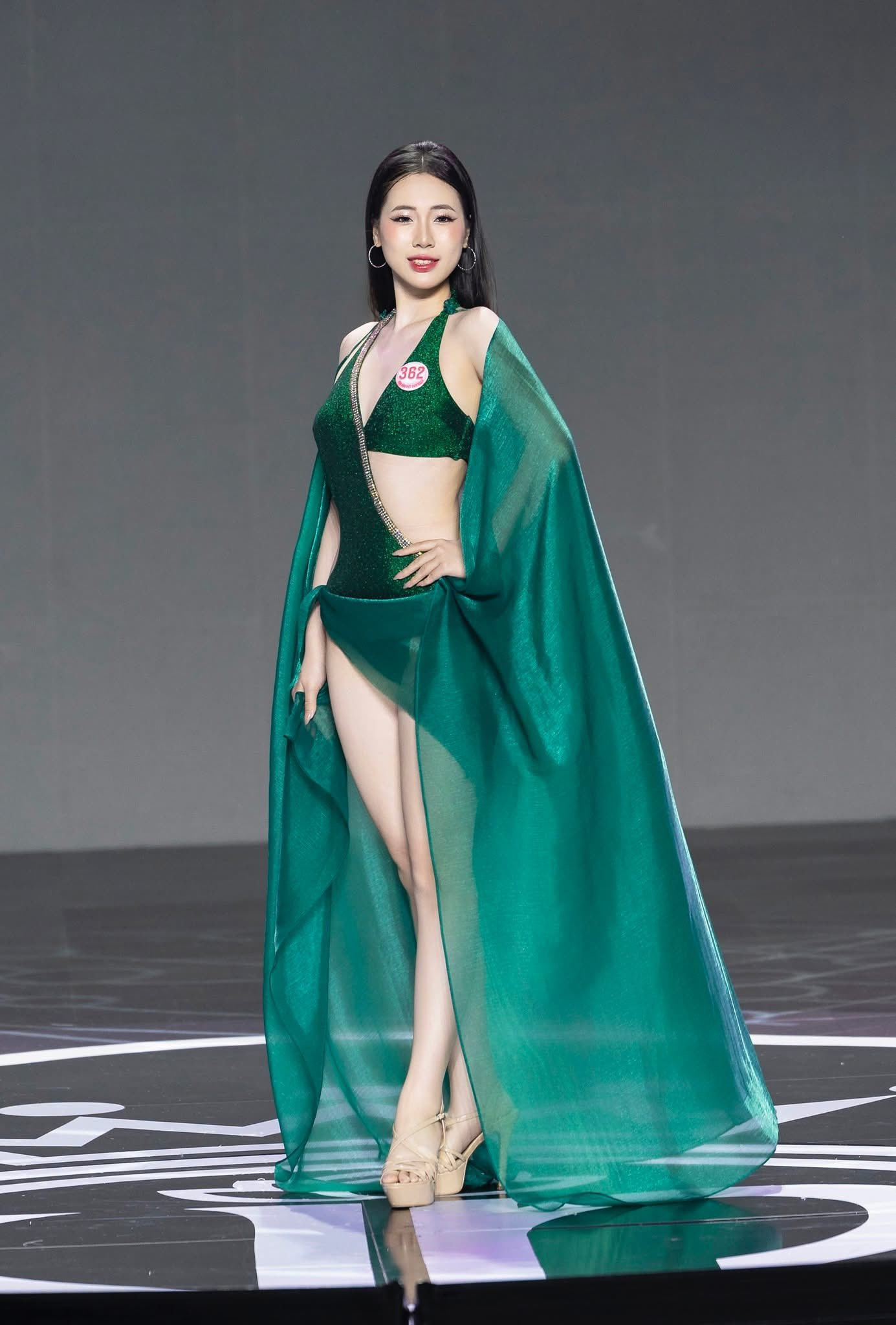 Sinh năm 2005, Nguyễn Phương Chi hiện là sinh viên trường ĐH Thương mại. Không chỉ có giọng hát tốt, Phương Chi còn sở hữu bằng IELTS 7.0 và là gương mặt quen thuộc trong các hoạt động phong trào và sự kiện sinh viên. Sinh năm 2005, Nguyễn Phương Chi hiện là sinh viên trường ĐH Thương mại. Không chỉ có giọng hát tốt, Phương Chi còn sở hữu bằng IELTS 7.0 và là gương mặt quen thuộc trong các hoạt động phong trào và sự kiện sinh viên.