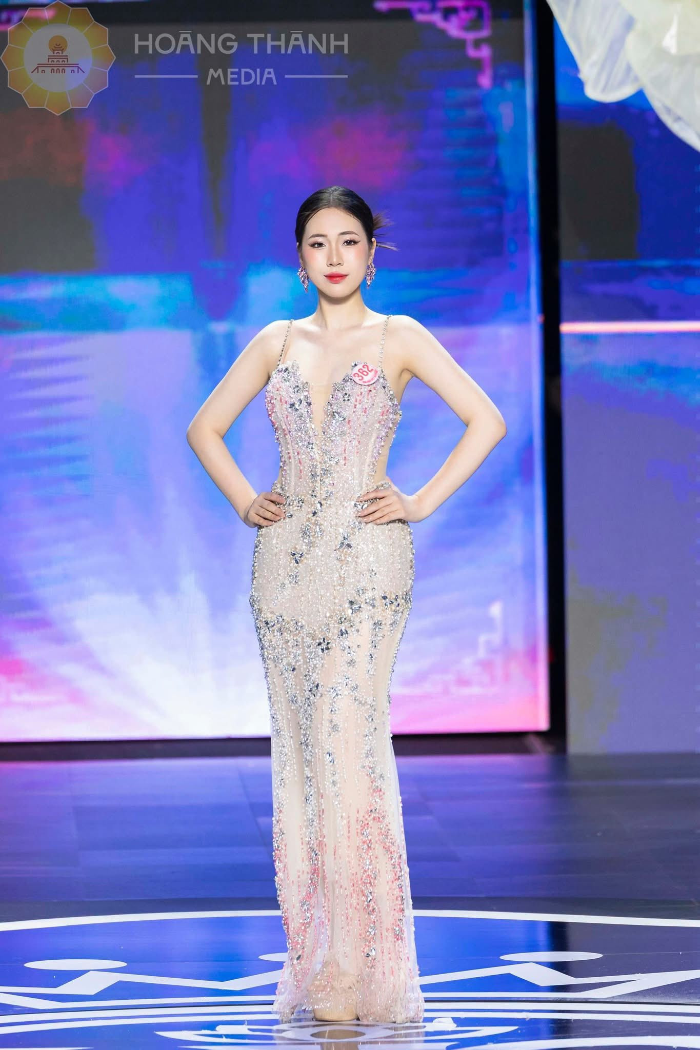 Nguyễn Phương Chi đến từ Kon Tum, thuộc nhóm thí sinh có chiều cao ấn tượng. Nguyễn Phương Chi đến từ Kon Tum, thuộc nhóm thí sinh có chiều cao ấn tượng.