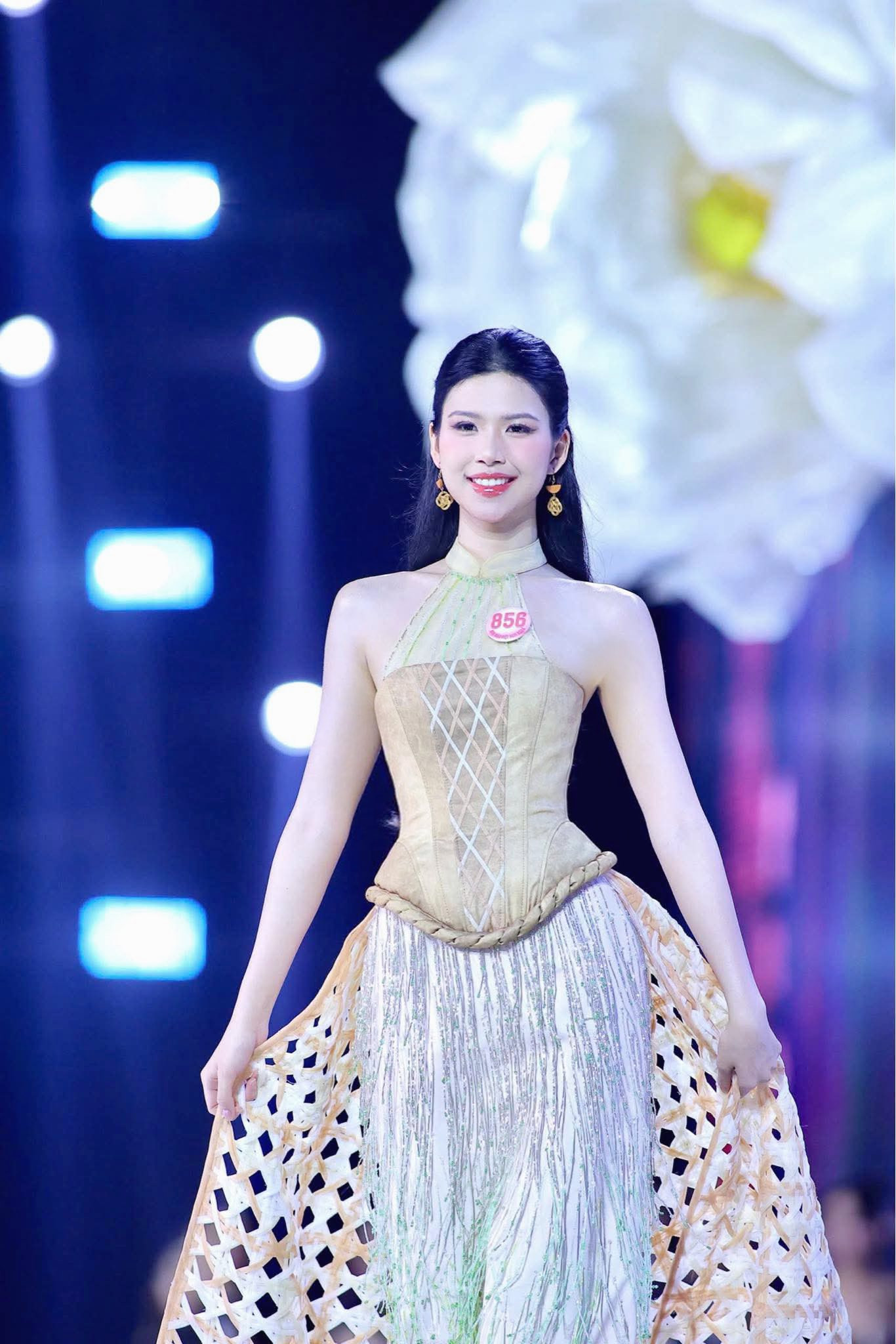 Góp mặt tại cuộc thi năm nay, Linh Đan bày tỏ: “Những trải nghiệm mình đang có trên hành trình Hoa hậu Việt Nam thật sự rất quý giá, mình đang cố gắng hơn mỗi ngày và đưa bản thân vào những thử thách rất lớn, để có thể hoàn thiện hơn. Đừng đợi giỏi rồi mới bắt đầu, mà hãy bắt đầu để giỏi hơn”.