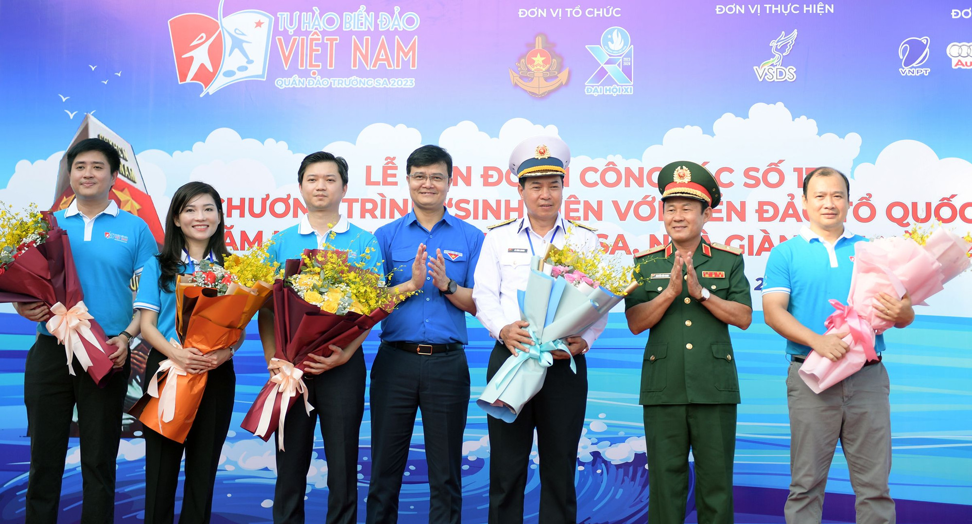 Anh Bùi Quang Huy, Ủy viên dự khuyết T.Ư Đảng, Bí thư thứ nhất T.Ư Đoàn; Thiếu tướng Nguyễn Văn Oanh, Cục trưởng Cục nhà trường, Bộ Tổng tham mưu Quân đội nhân dân Việt Nam tặng hoa các lãnh đạo đoàn hành trình.