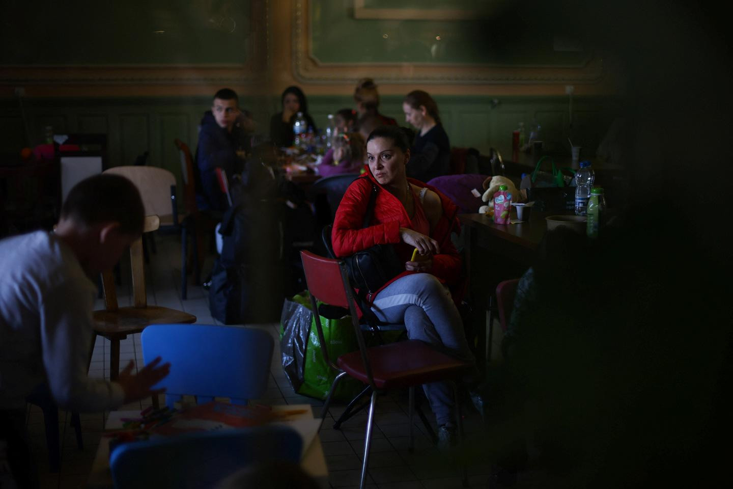 Người dân chạy trốn giao tranh ở Ukraine tại một nhà gà ở TP Przemysl – Ba Lan hôm 23-3. Ảnh: Reuters