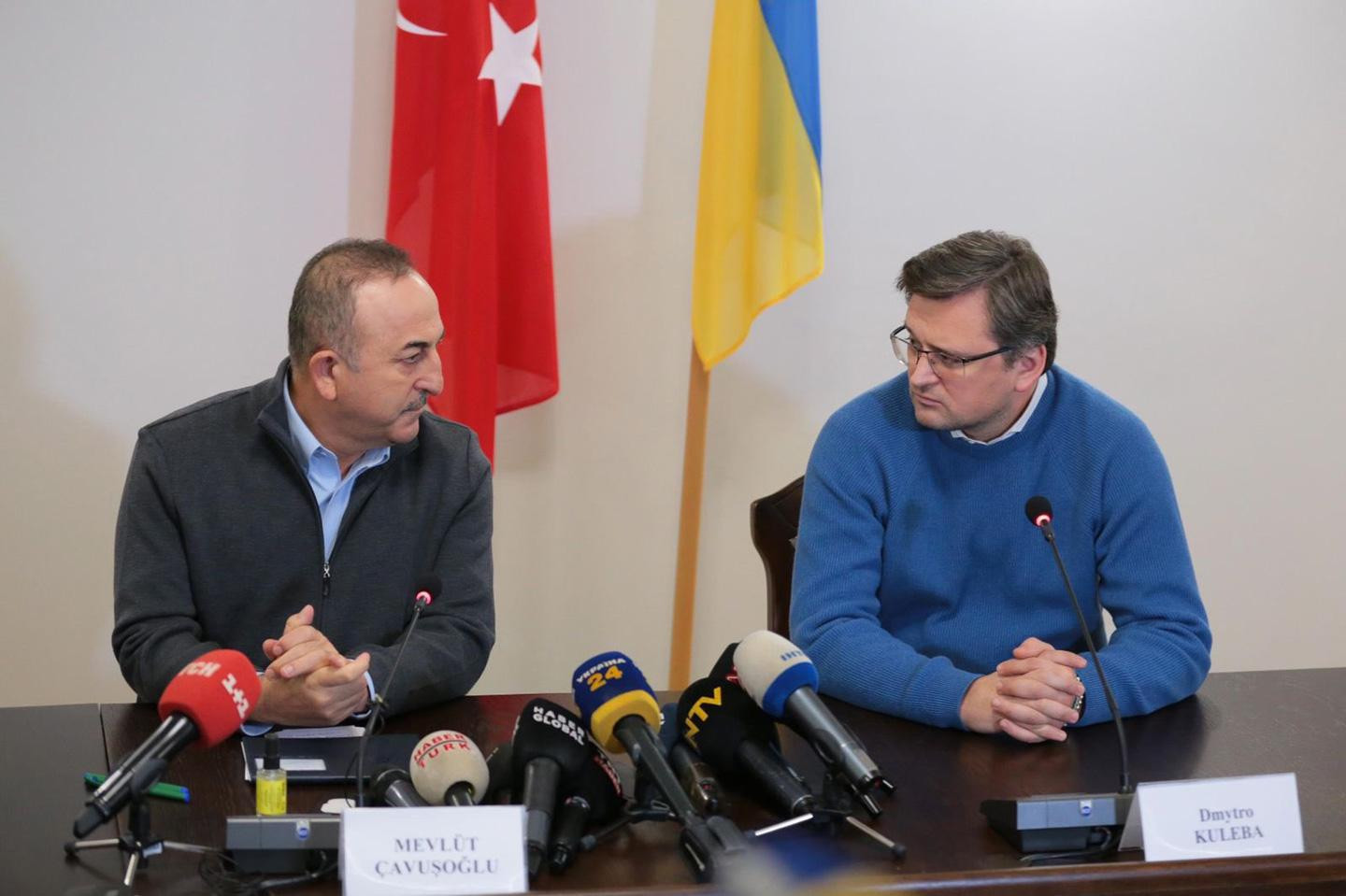 Bộ trưởng Ngoại giao Ukraine Dmytro Kuleba (phải) tiếp người đồng cấp Thổ Nhĩ Kỳ Mevlut Cavusoglu tại TP Lviv hôm 17-3. Ảnh: Twitter