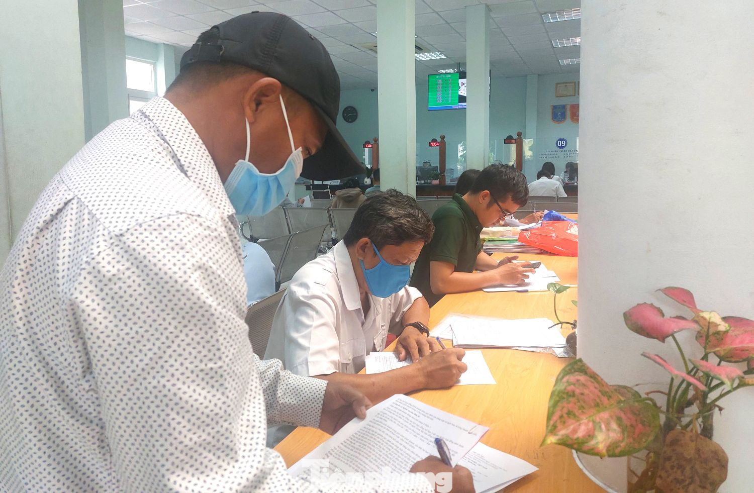 Người dân đến giải quyết TTHC tại phường Thủ Dầu Một