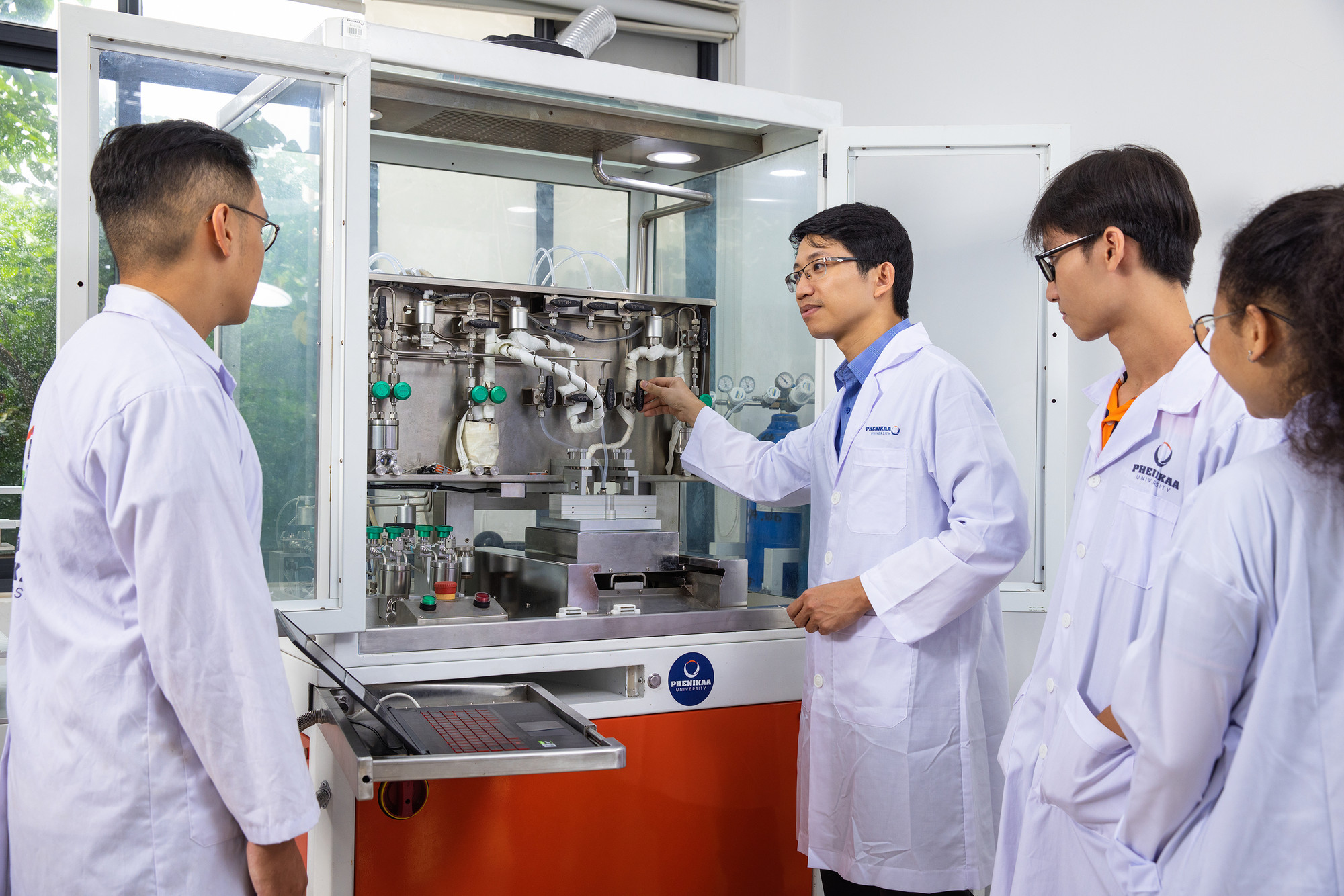 Tiến sĩ Nguyễn Viết Hương hướng dẫn sinh viên nghiên cứu. Ảnh: NVCC Tiến sĩ Nguyễn Viết Hương hướng dẫn sinh viên nghiên cứu. Ảnh: NVCC