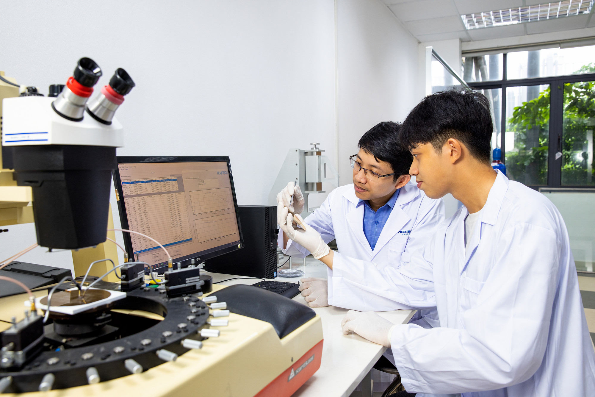 Tiến sĩ Nguyễn Viết Hương hướng dẫn sinh viên nghiên cứu. Ảnh: NVCC Tiến sĩ Nguyễn Viết Hương hướng dẫn sinh viên nghiên cứu. Ảnh: NVCC