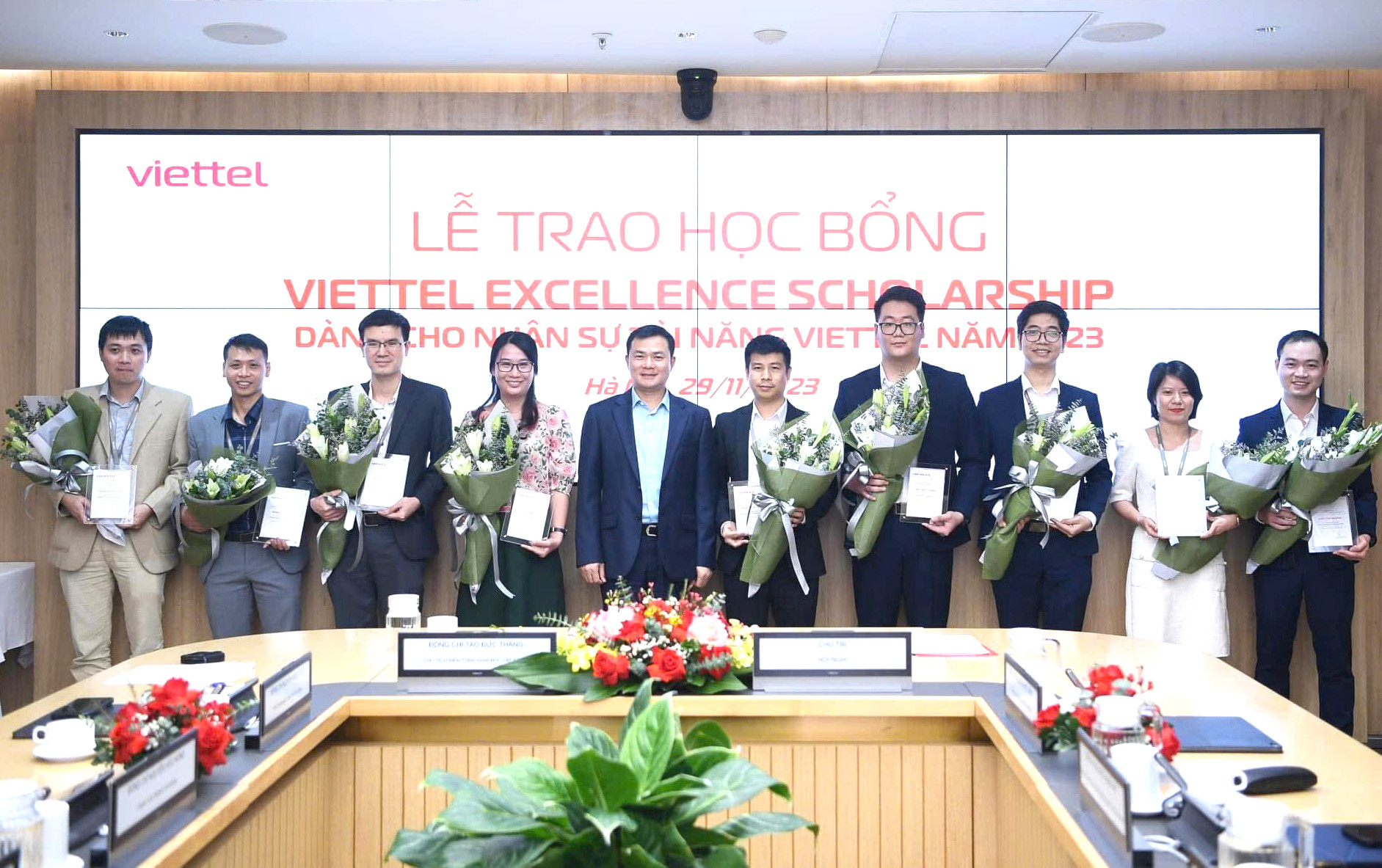 Anh Hoàng Khắc Hiếu (thứ 4 từ phải sang) nhận Học bổng DX Exellence của Tập đoàn dành cho nhân sự tài năng Viettel năm 2023. Ảnh: NVCC