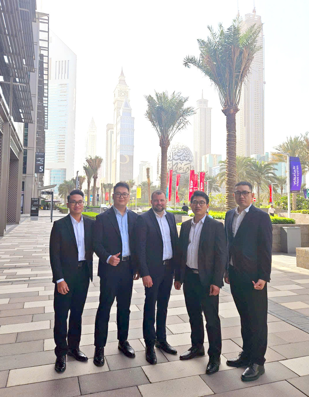 Anh Hoàng Khắc Hiếu cùng các đồng nghiệp trong những ngày công tác tại Dubai. Ảnh: NVCC