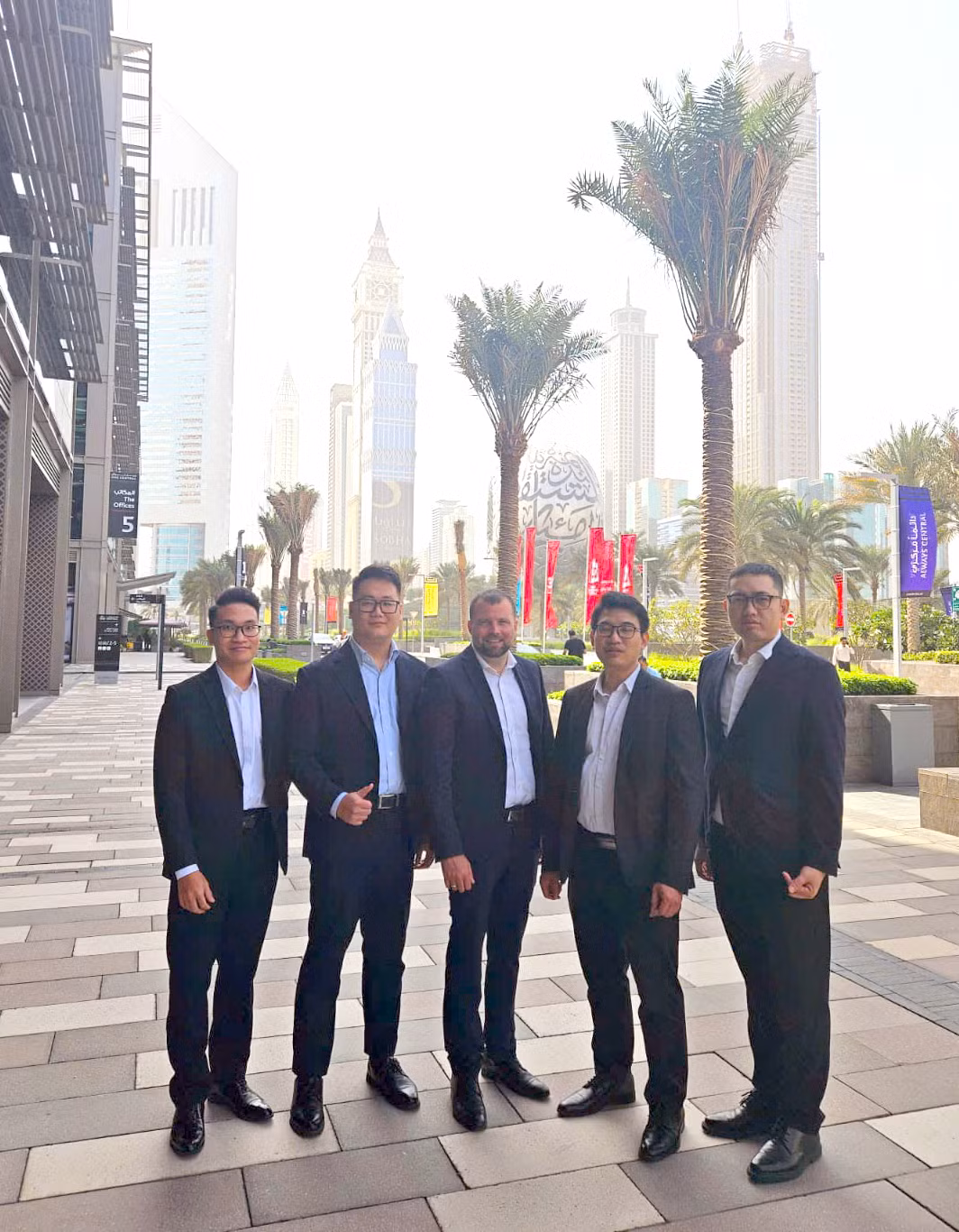 Anh Hoàng Khắc Hiếu cùng các đồng nghiệp trong những ngày công tác tại Dubai. Ảnh: NVCC
