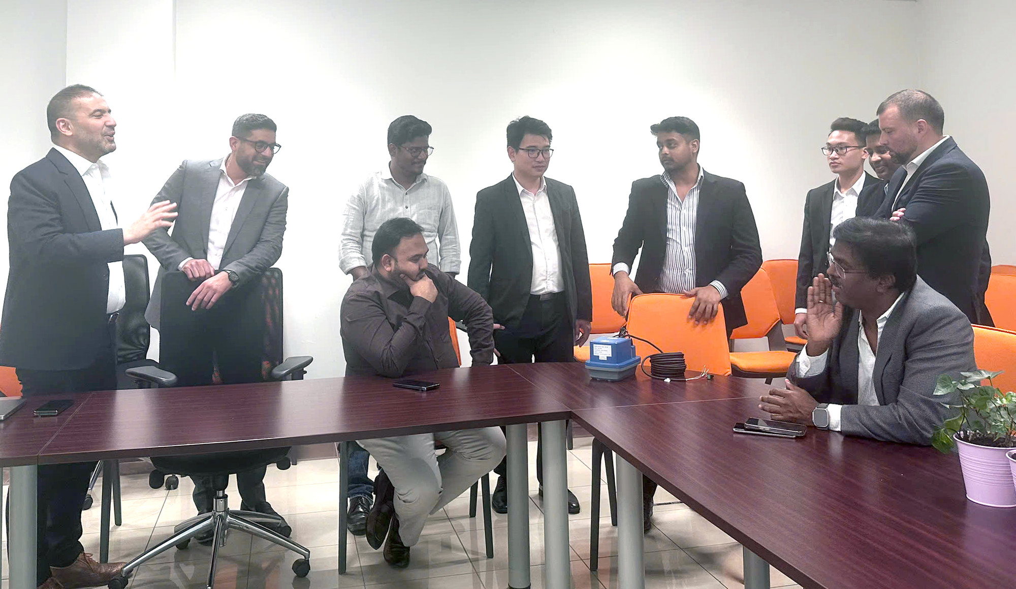 Anh Hoàng Khắc Hiếu cùng các đồng nghiệp trong những ngày công tác tại Dubai. Ảnh: NVCC