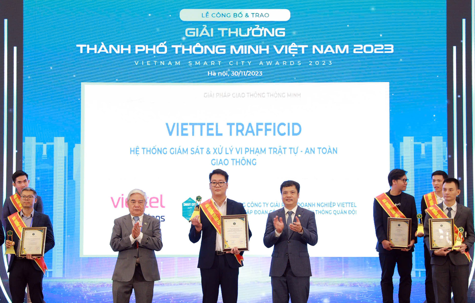Anh Hoàng Khắc Hiếu nhận giải thưởng với hệ thống giám sát và xử lý vi phạm trật tự an toàn giao thông. Ảnh: NVCC