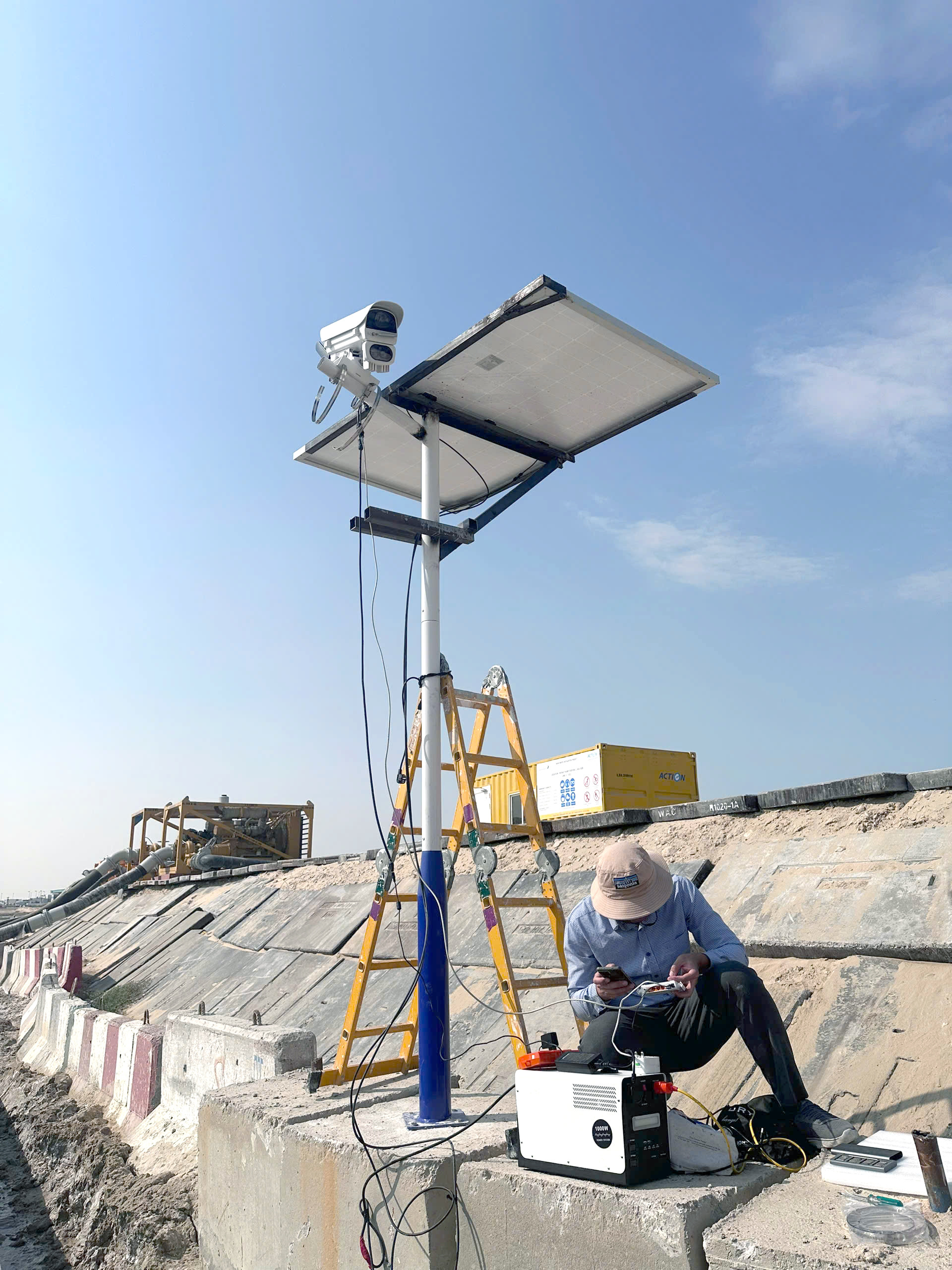 Anh Hoàng Khắc Hiếu cùng các đồng nghiệp trong những ngày công tác tại Dubai. Ảnh: NVCC