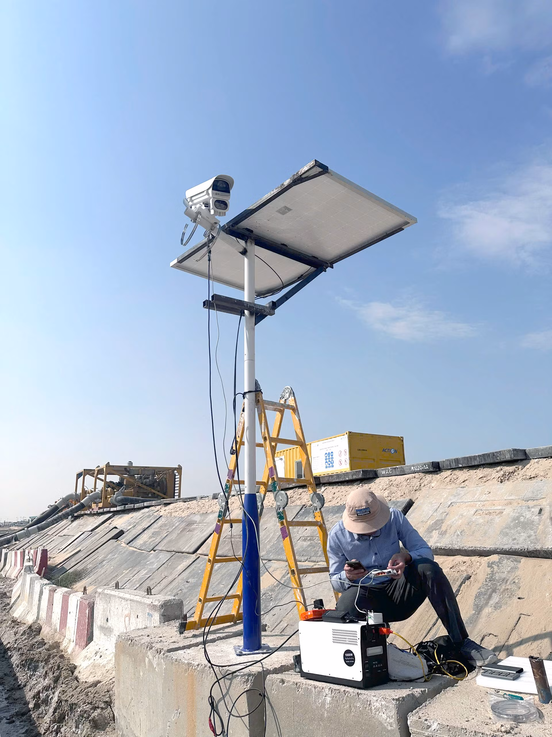 Anh Hoàng Khắc Hiếu cùng các đồng nghiệp trong những ngày công tác tại Dubai. Ảnh: NVCC