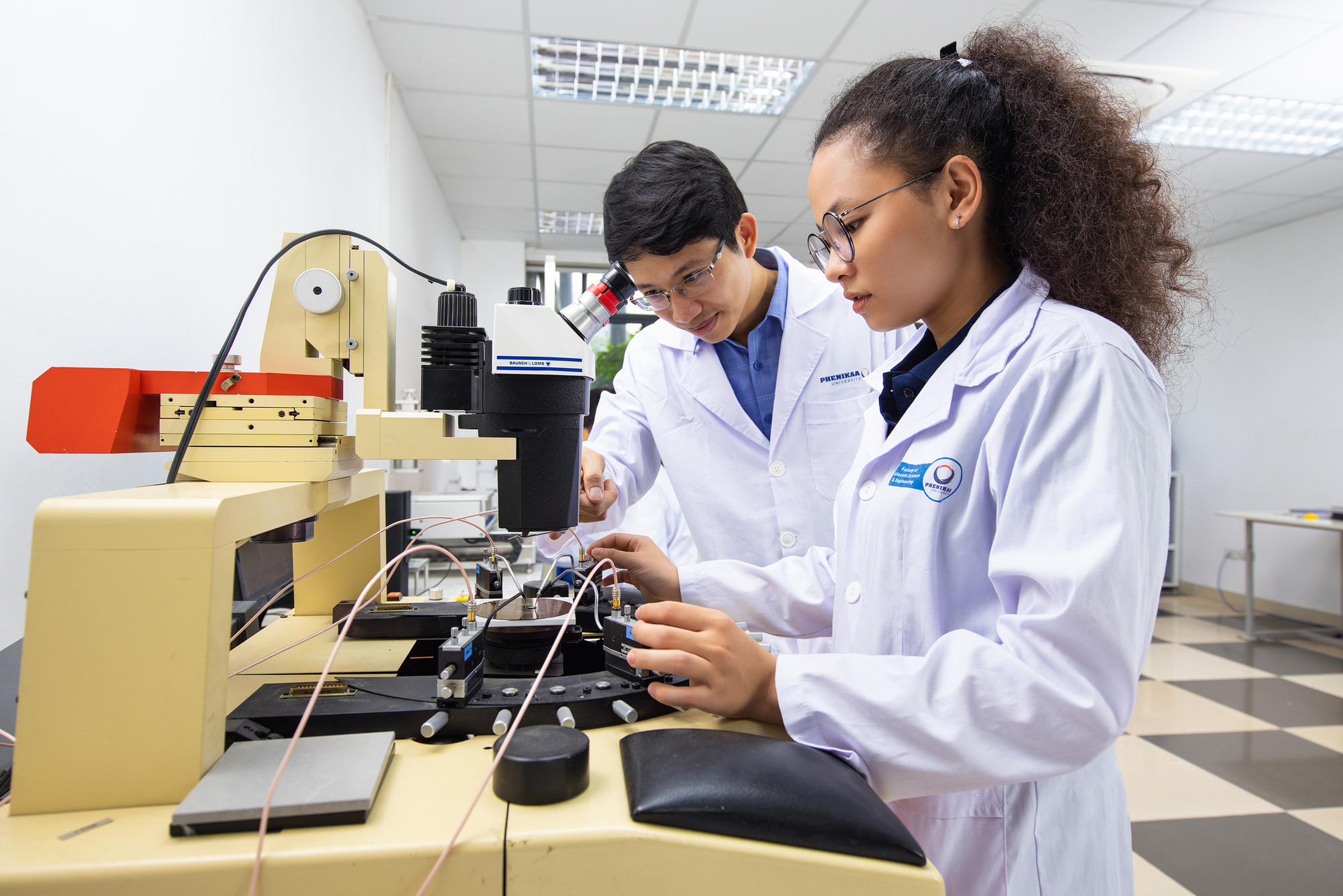 Tiến sĩ Nguyễn Viết Hương hướng dẫn sinh viên nghiên cứu. Ảnh: NVCC Tiến sĩ Nguyễn Viết Hương hướng dẫn sinh viên nghiên cứu. Ảnh: NVCC