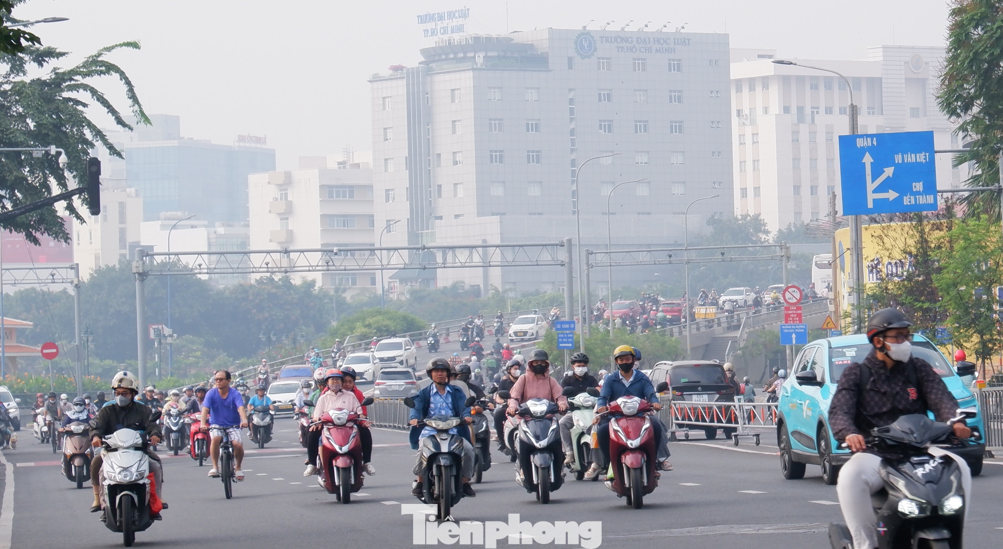 Nhiều nơi ở TPHCM xuất hiện sương mù từ sáng đến trưa 22/2. Ảnh ghi nhận tại đường Tôn Đức Thắng, quận 1.