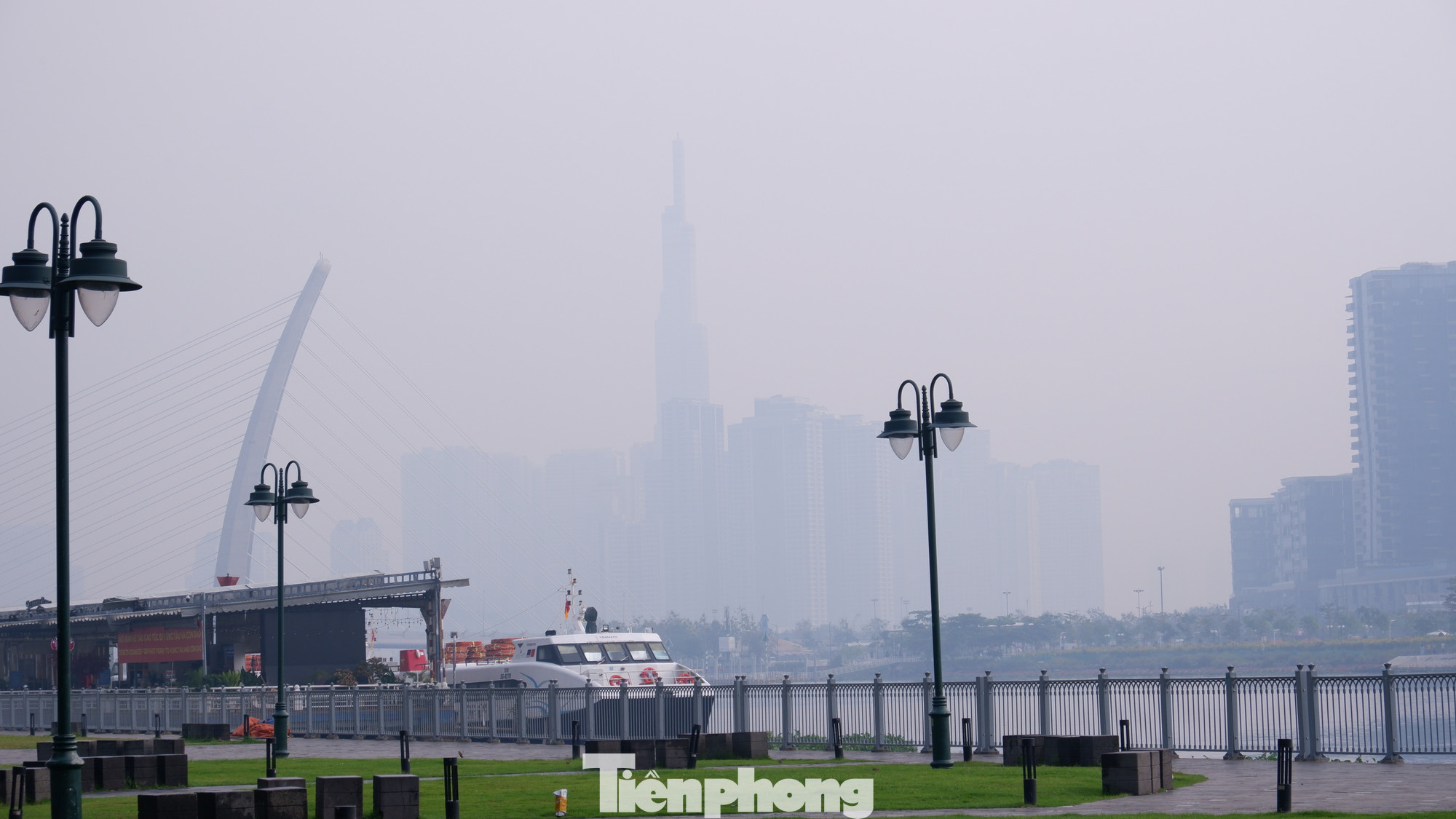 Hình ảnh ghi nhận tại công viên Bạch Đằng, quận 1, nhìn phía xa, cầu Ba Son và tòa nhà Landmark 81 bị khuất sau màn sương mờ.