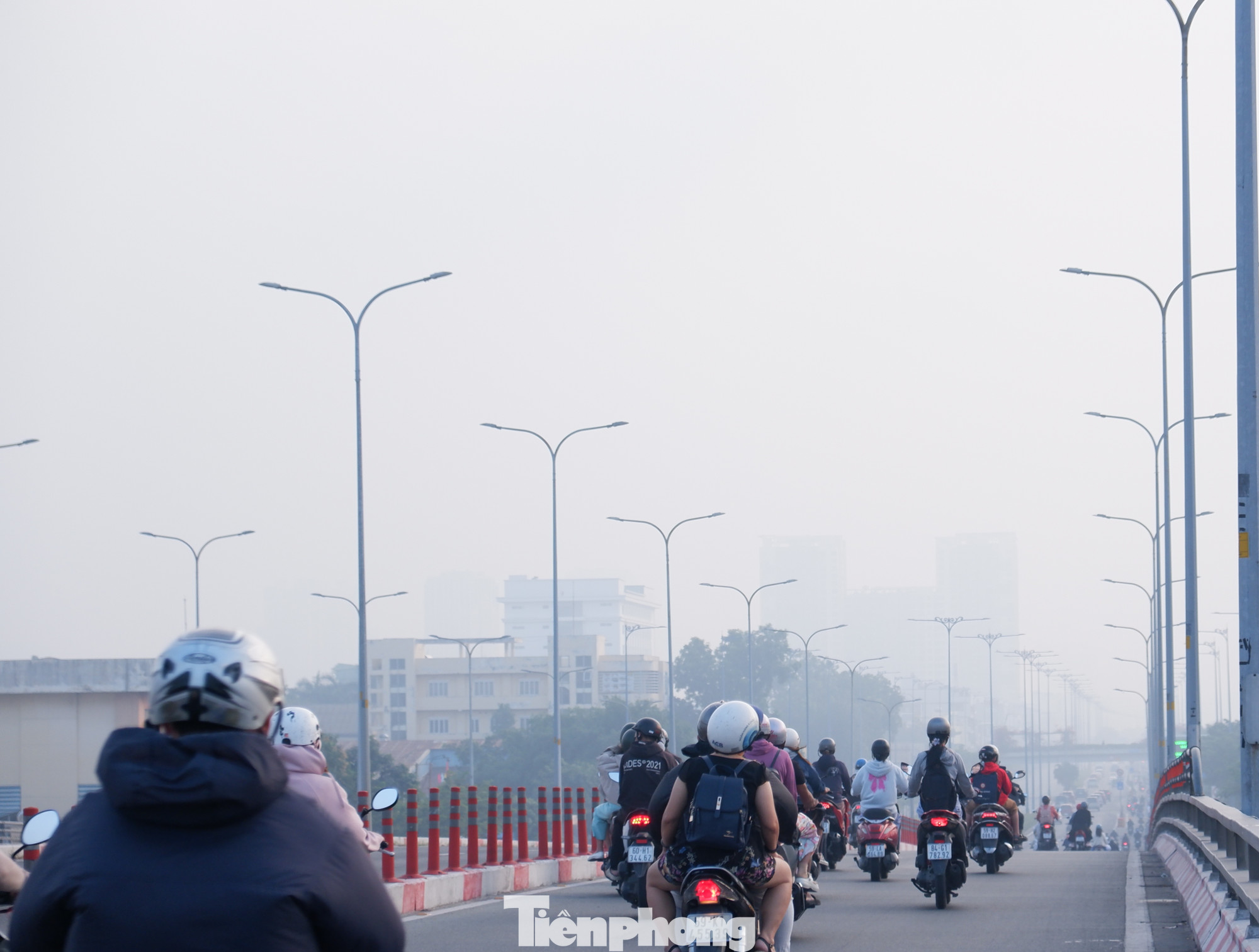 Theo ứng dụng quan trắc không khí Air Visual (thuộc Tổ chức IQAir sở hữu lượng dữ liệu tổng hợp rất lớn về chất lượng không khí, có trụ sở chính tại Thụy Sỹ), từ sáng 22/2, nhiều khu vực tại TPHCM có điểm đo chất lượng không khí không tốt cho sức khỏe.