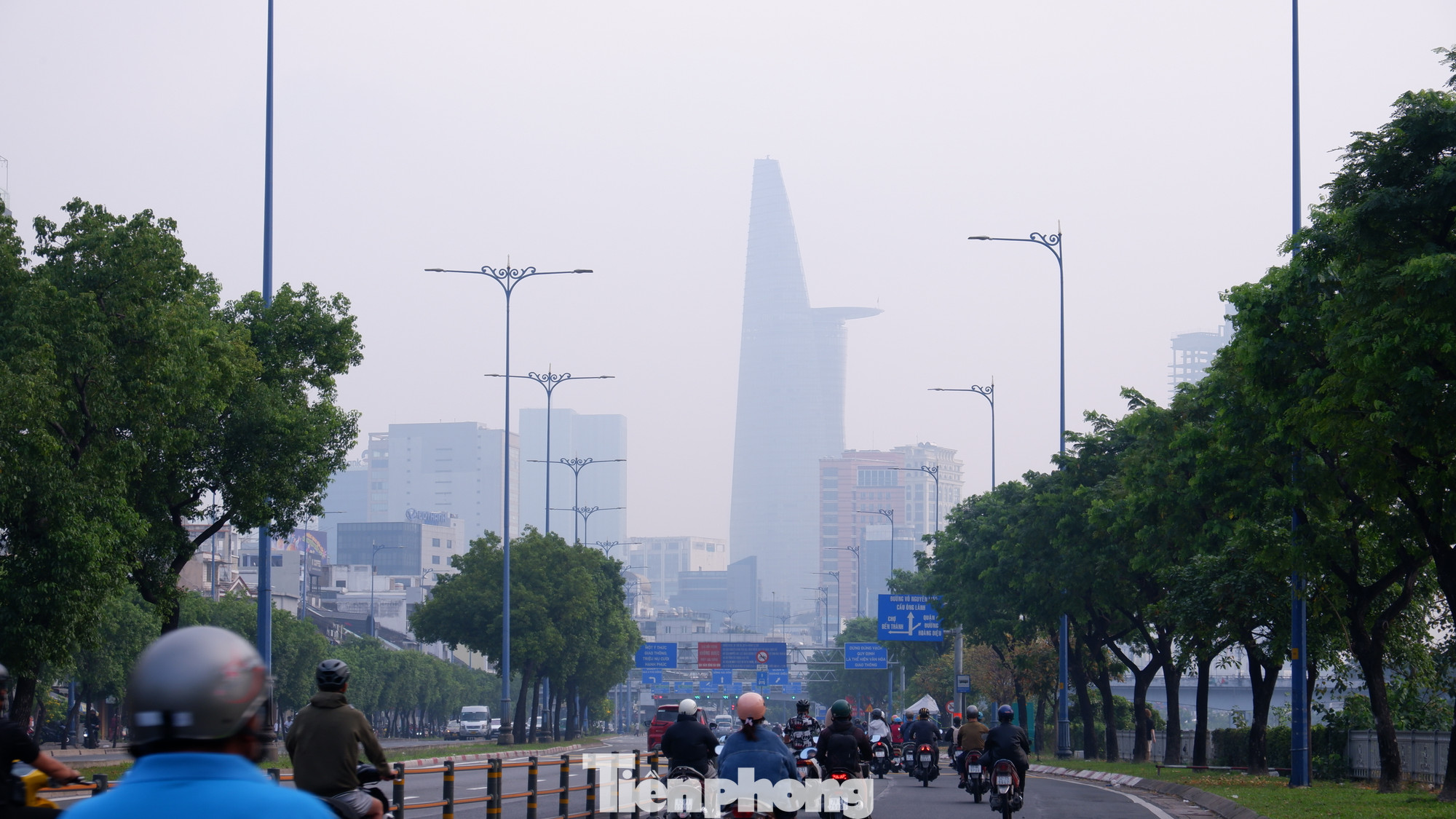 Nhìn từ hướng đường Võ Văn Kiệt, tòa nhà Bitexco và các tòa nhà cao tầng ở quận 1 bị chìm sau màn sương trắng mờ.