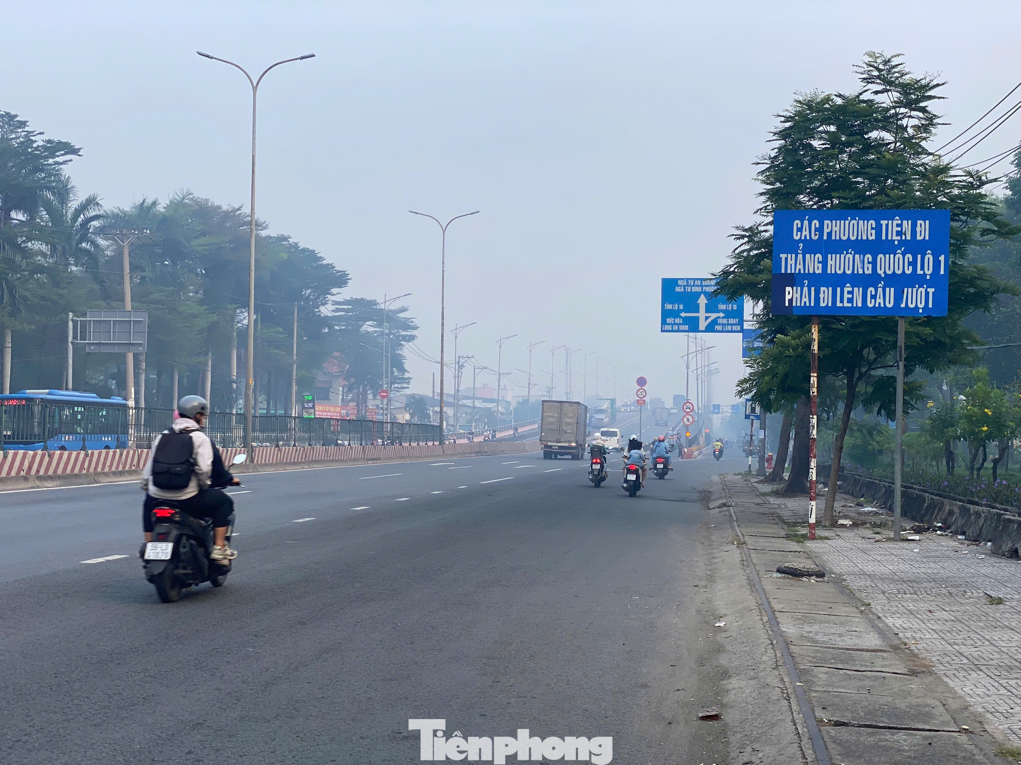 Sương mù dày đặc trên quốc lộ 1. Ảnh: Khánh Phương