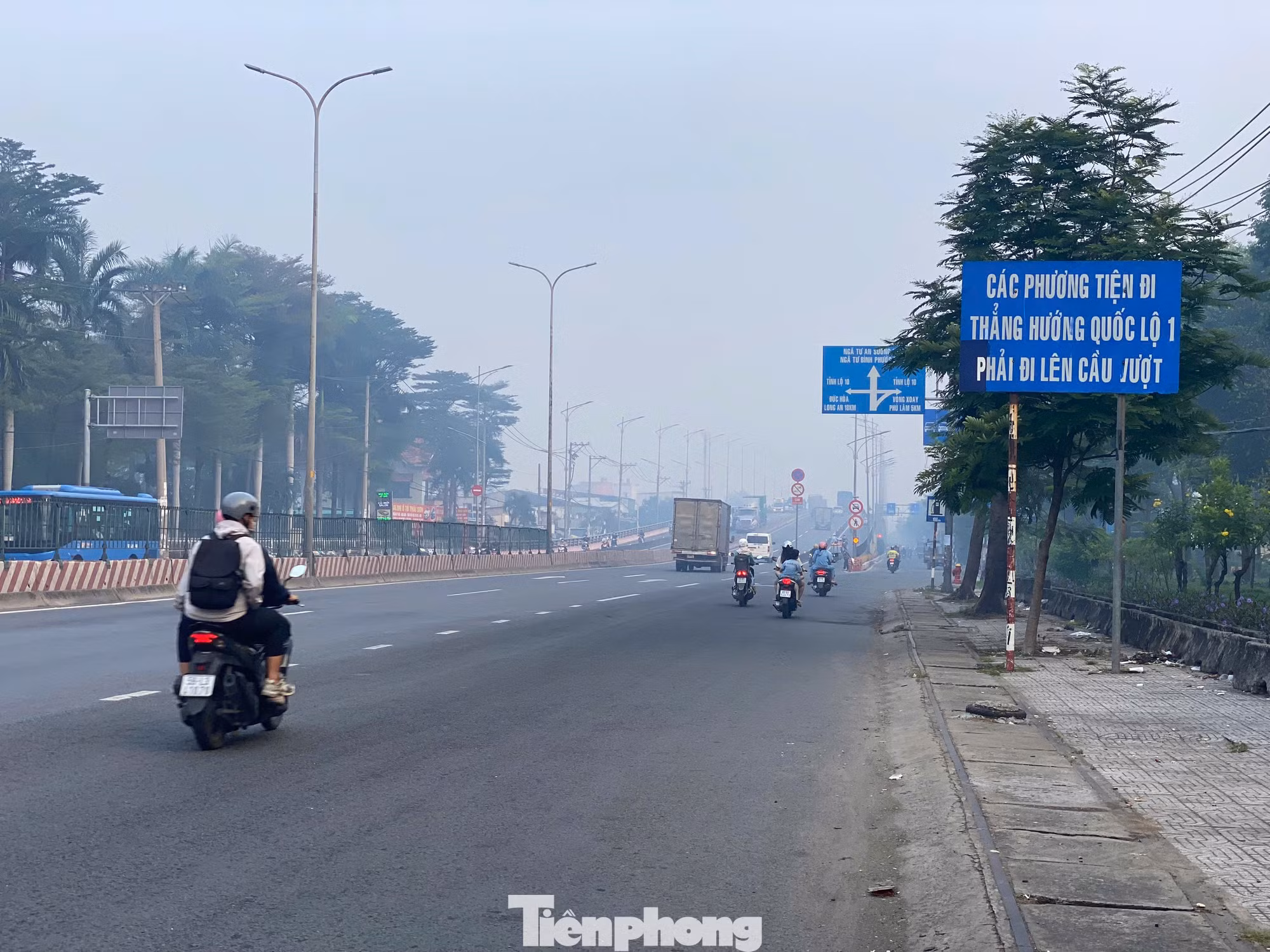 Sương mù dày đặc trên quốc lộ 1. Ảnh: Khánh Phương Sương mù dày đặc trên quốc lộ 1. Ảnh: Khánh Phương