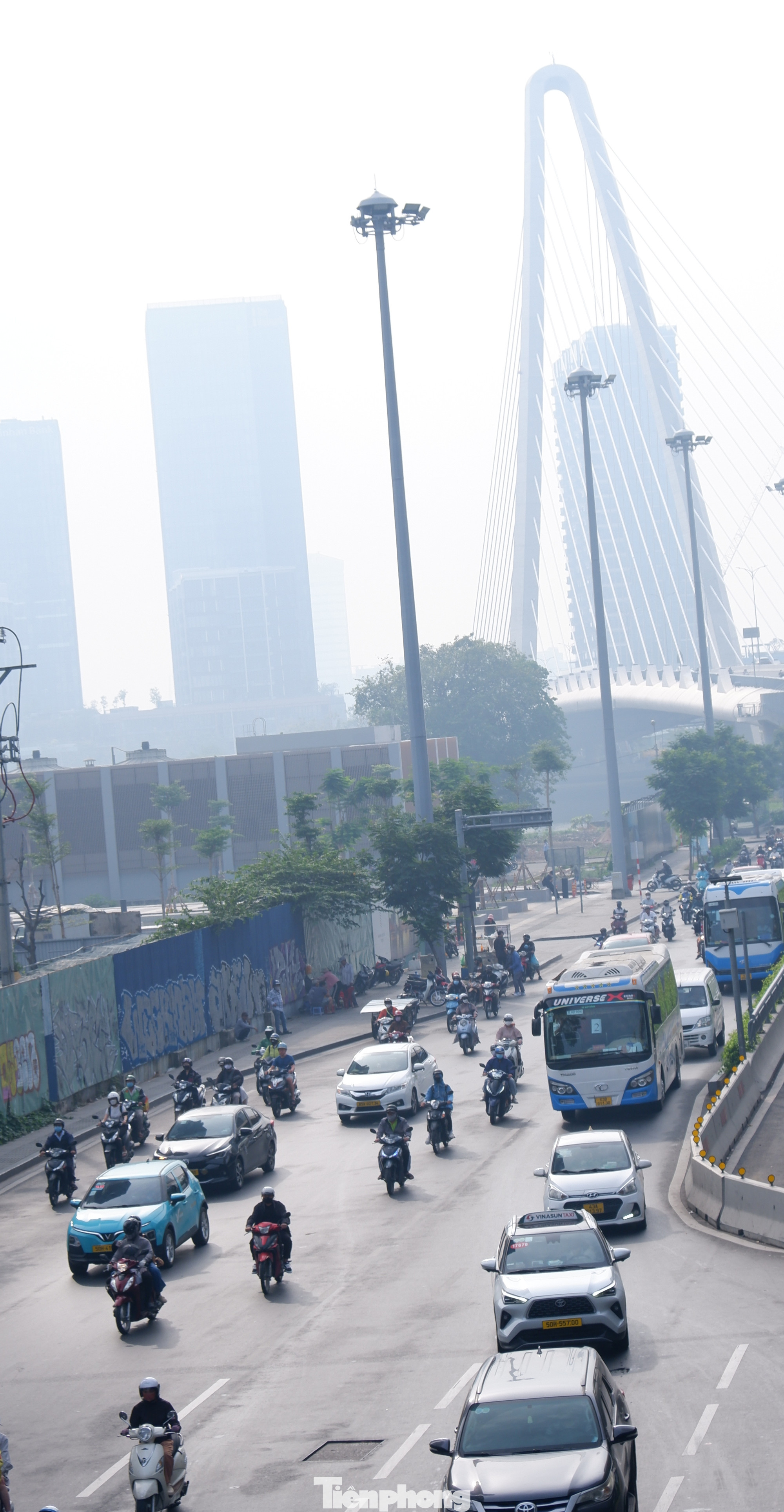 Khu vực cầu Ba Son (phía bờ quận 1) vào lúc gần 10 giờ sáng.