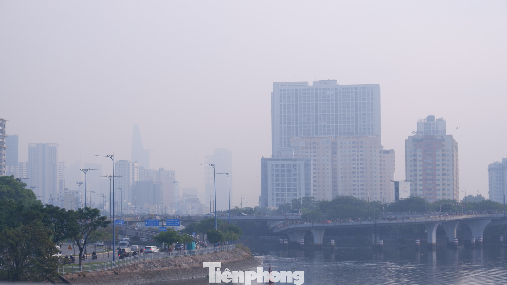 Cụ thể, Air Visual cho biết nồng độ bụi mịn PM 2.5 (bụi mịn PM2.5 là vật chất dạng hạt trôi nổi trong không khí với đường kính bằng 2.5 micromet hoặc nhỏ hơn) tại TPHCM vào lúc 10 giờ ngày 22/2 là 72 µg/m³ (mức cho phép là khoảng 5 µg/m³).