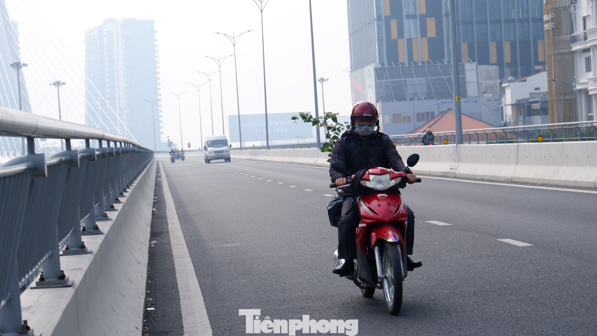 Theo Air Visual, nồng độ bụi mịn PM 2.5 tại TPHCM vào sáng 22/2 cao gấp 14,4 lần giá trị theo hướng dẫn về chất lượng không khí hàng năm của WHO.