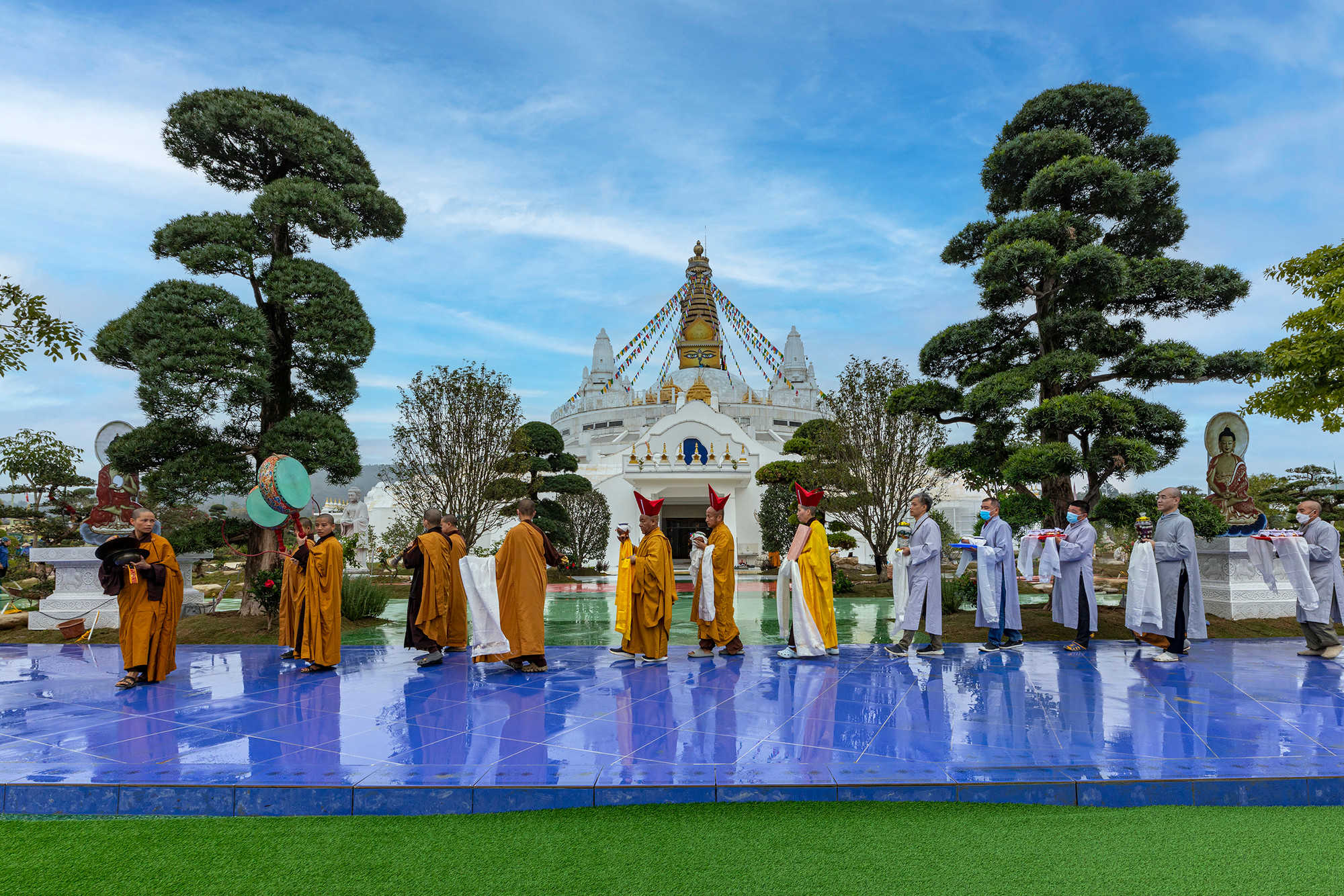 Lễ rước bảo bình yểm tâm Bảo tháp trường thọ Namgyalma, một công trình trong quần thể danh thắng Đại Bảo tháp Mandala Tây Thiên.