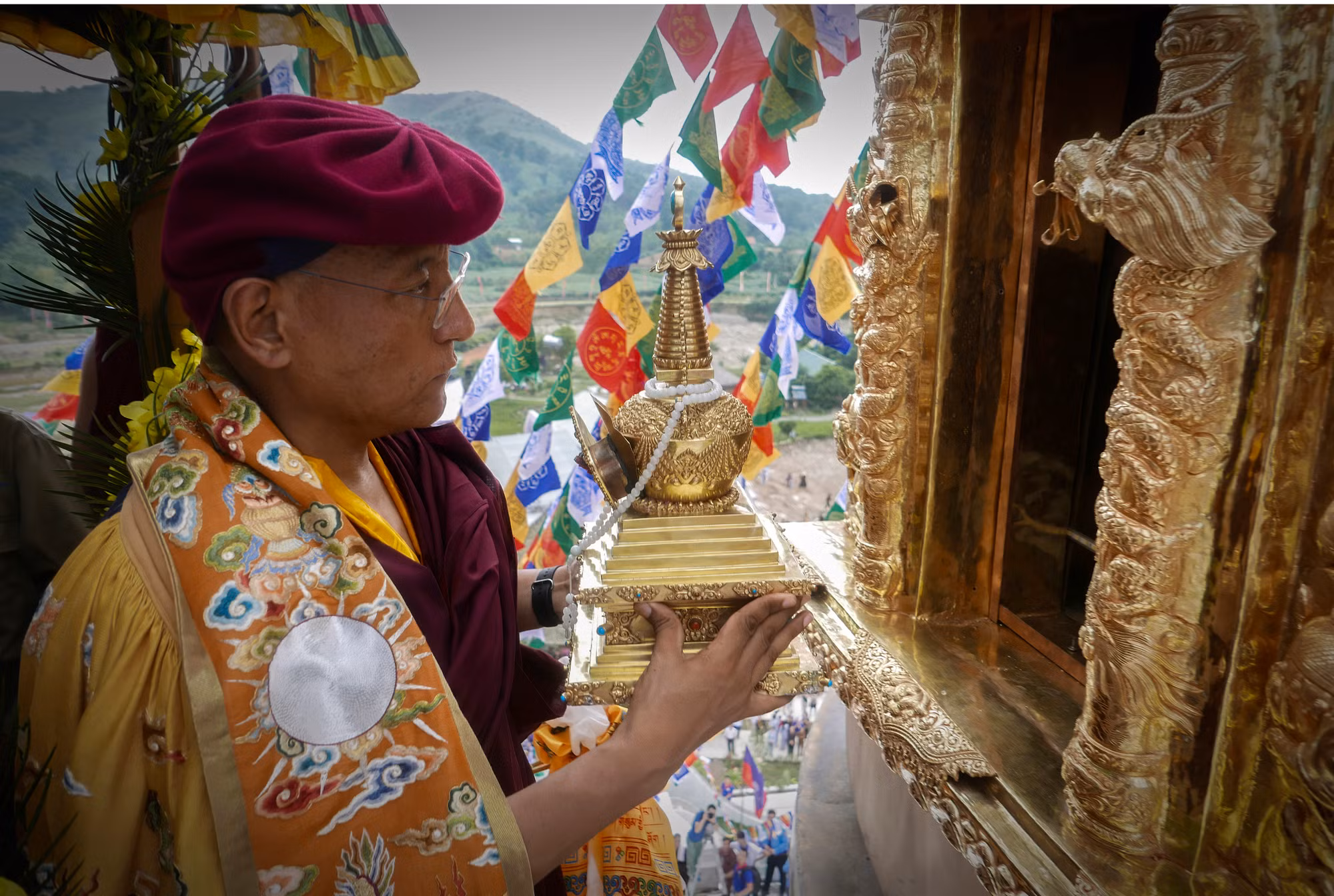Đại bảo tháp Tây Thiên được Đức Gyalwang Drukpa - người đứng đầu Phật giáo Kim Cương thừa Drukpa - lựa chọn địa điểm, thiết kế, xây dựng, gia trì yểm tâm, an vị xá lợi Phật. Ảnh: DRUKPA VIỆT NAM.