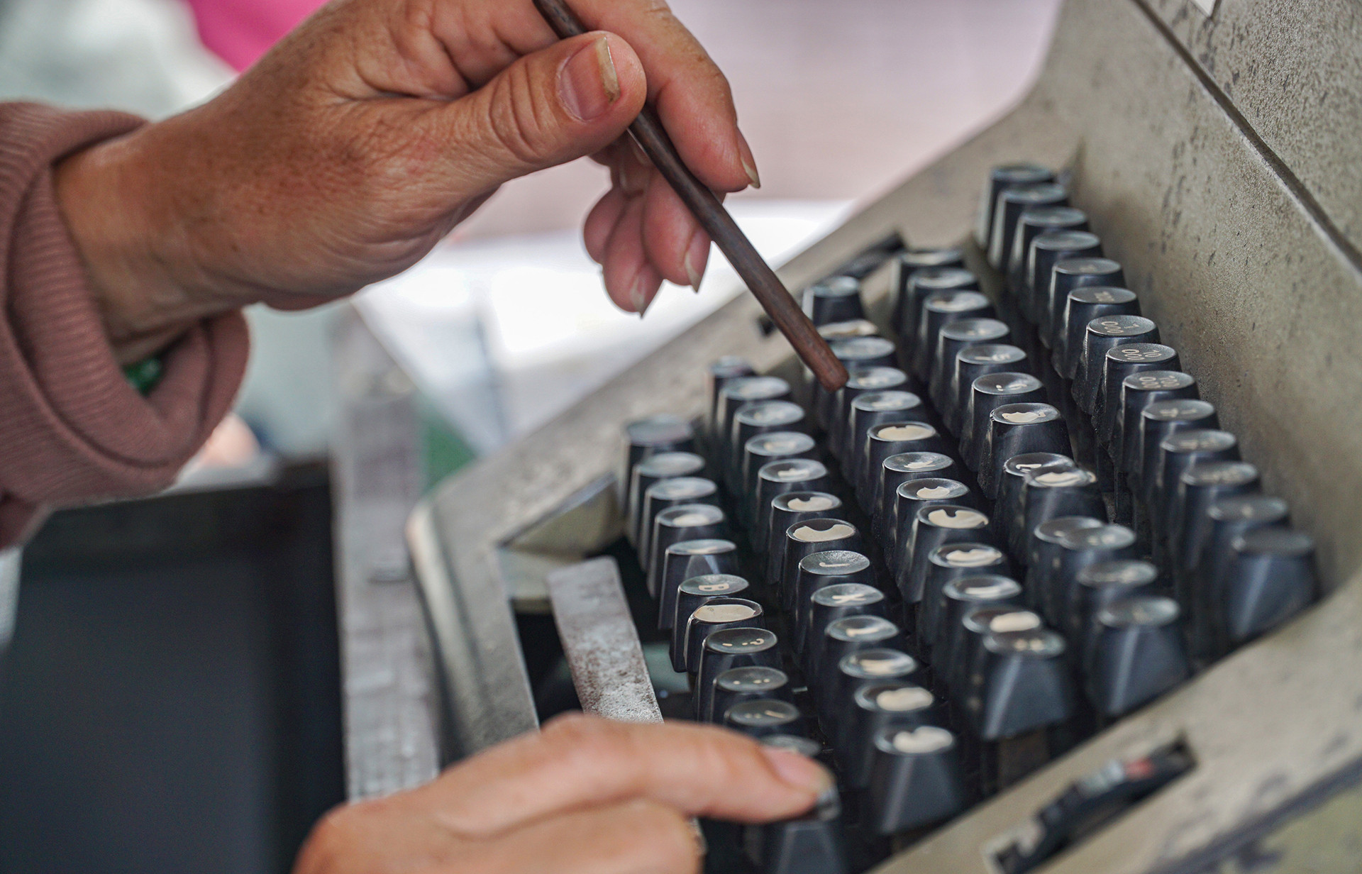 Người phụ nữ nhỏ nhắn với chiếc máy đánh chữ bạc màu trên góc phố ở Nha Trang. Ảnh: Xuân Hoát. Người phụ nữ nhỏ nhắn với chiếc máy đánh chữ bạc màu trên góc phố ở Nha Trang. Ảnh: Xuân Hoát.