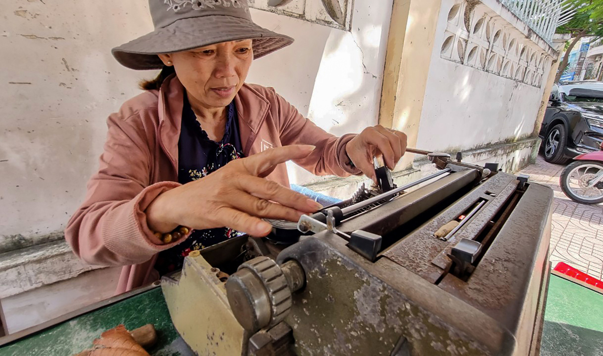 Người phụ nữ nhỏ nhắn với chiếc máy đánh chữ bạc màu trên góc phố ở Nha Trang. Ảnh: Xuân Hoát. Người phụ nữ nhỏ nhắn với chiếc máy đánh chữ bạc màu trên góc phố ở Nha Trang. Ảnh: Xuân Hoát.