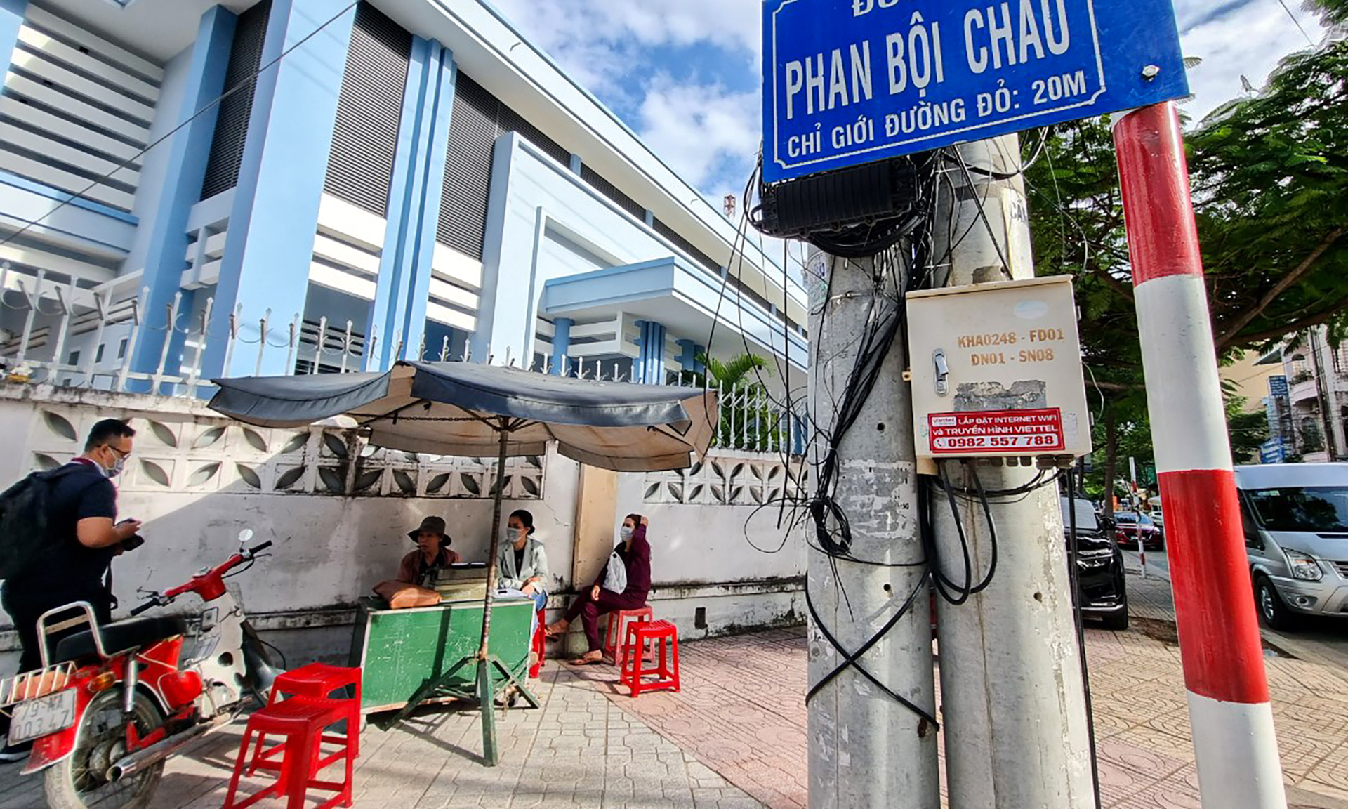 Bà là người cuối cùng làm nghề đánh máy chữ ở Nha Trang. Ảnh: Xuân Hoát. Bà là người cuối cùng làm nghề đánh máy chữ ở Nha Trang. Ảnh: Xuân Hoát.