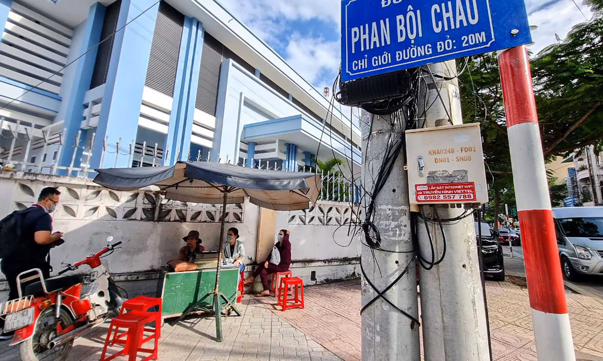 Bà là người cuối cùng làm nghề đánh máy chữ ở Nha Trang. Ảnh: Xuân Hoát. Bà là người cuối cùng làm nghề đánh máy chữ ở Nha Trang. Ảnh: Xuân Hoát.