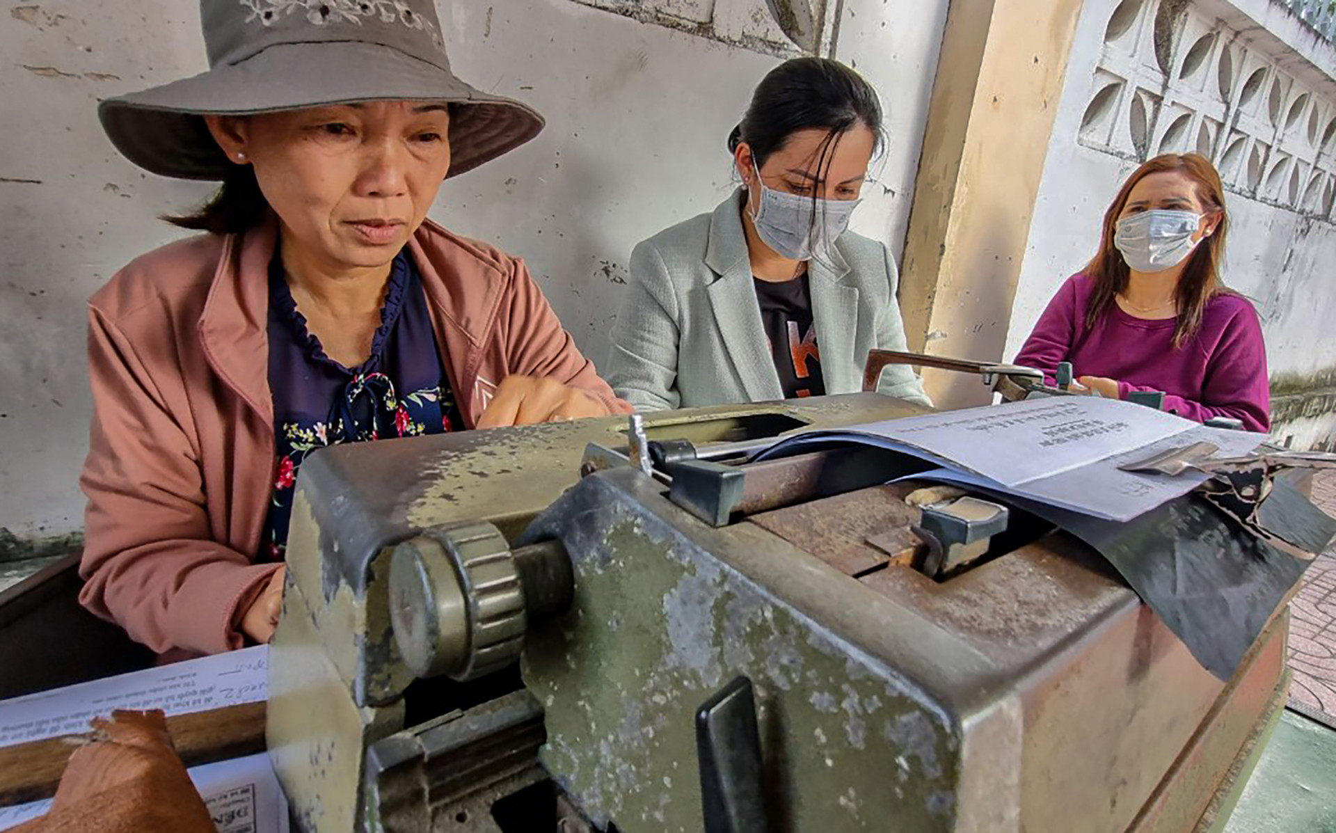 Khách hàng của bà Thư đủ mọi tầng lớp từ dân nghèo, thương nhân đến nhà thơ. Ảnh: Xuân Hoát. Khách hàng của bà Thư đủ mọi tầng lớp từ dân nghèo, thương nhân đến nhà thơ. Ảnh: Xuân Hoát.