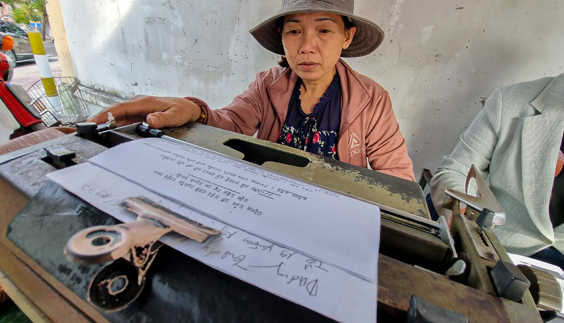 Bà Phạm Thị Anh Thư với công việc đánh máy chữ ngay góc đường Phan Bội Châu - Hàn Thuyên. Ảnh: Xuân Hoát. Bà Phạm Thị Anh Thư với công việc đánh máy chữ ngay góc đường Phan Bội Châu - Hàn Thuyên. Ảnh: Xuân Hoát.