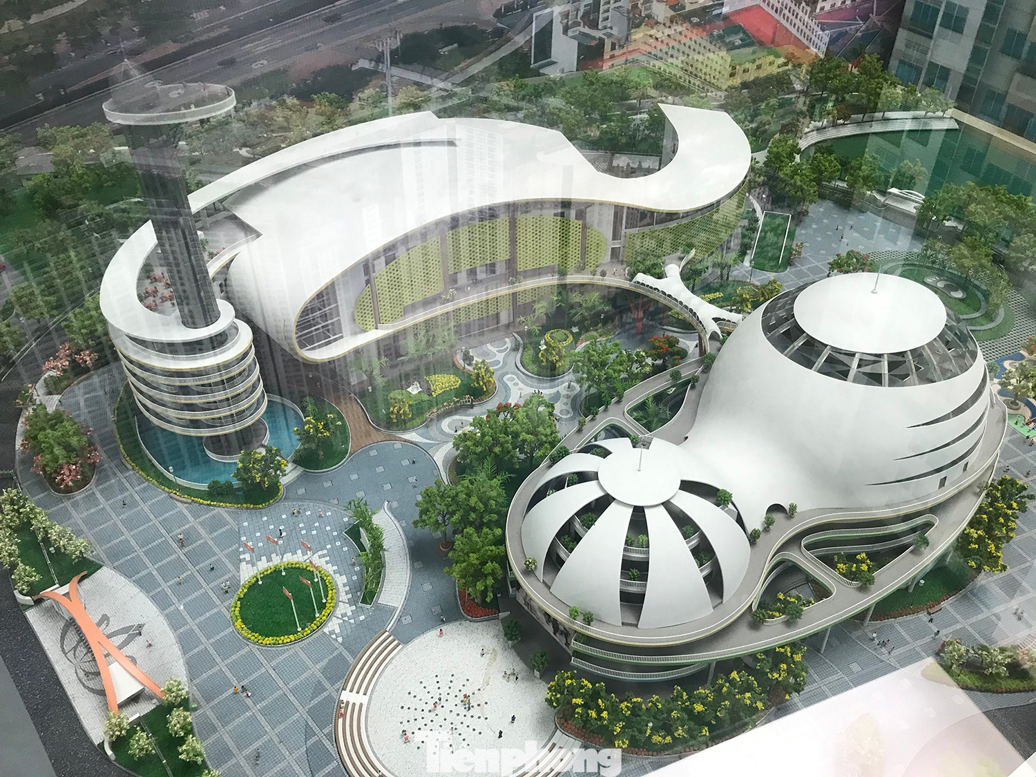 Triển lãm cũng trưng bày nhiều hình ảnh, tư liệu, thông tin liên quan quá trình phát triển của Hà Nội trong những năm gần đây. Ảnh: Trường Phong.