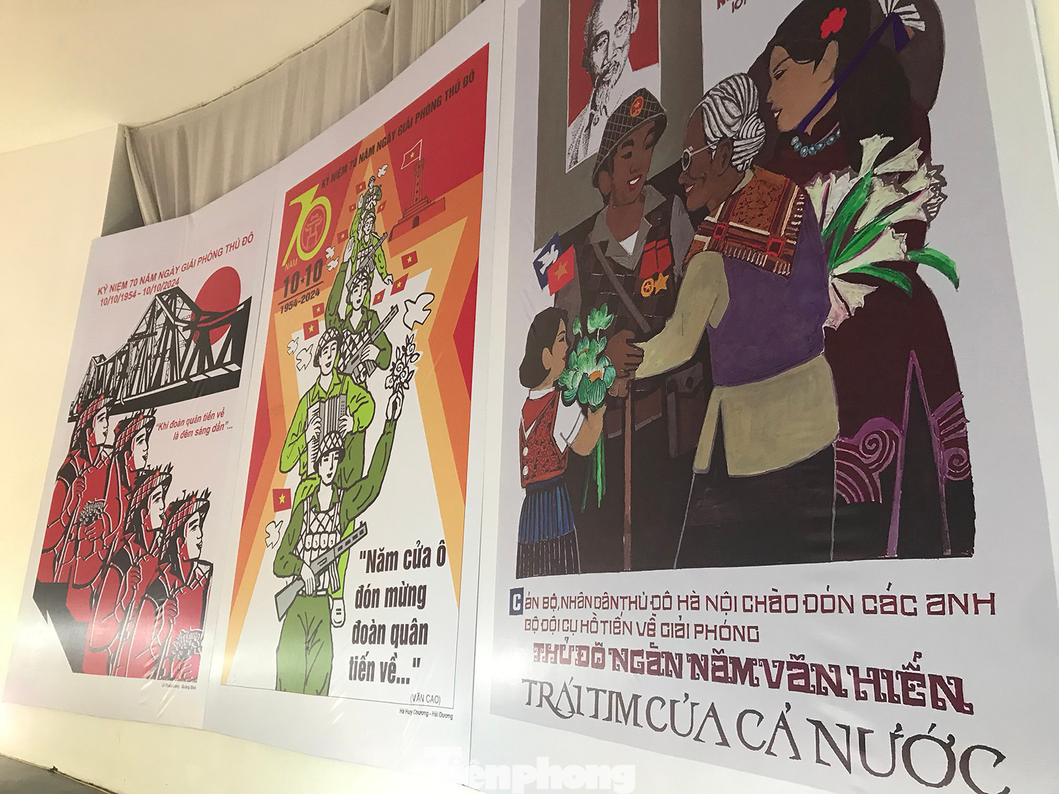 Các đại biểu dự khai mạc triển lãm xem mô hình Điều chỉnh quy hoạch Thủ đô Hà Nội. Ảnh: Trường Phong.